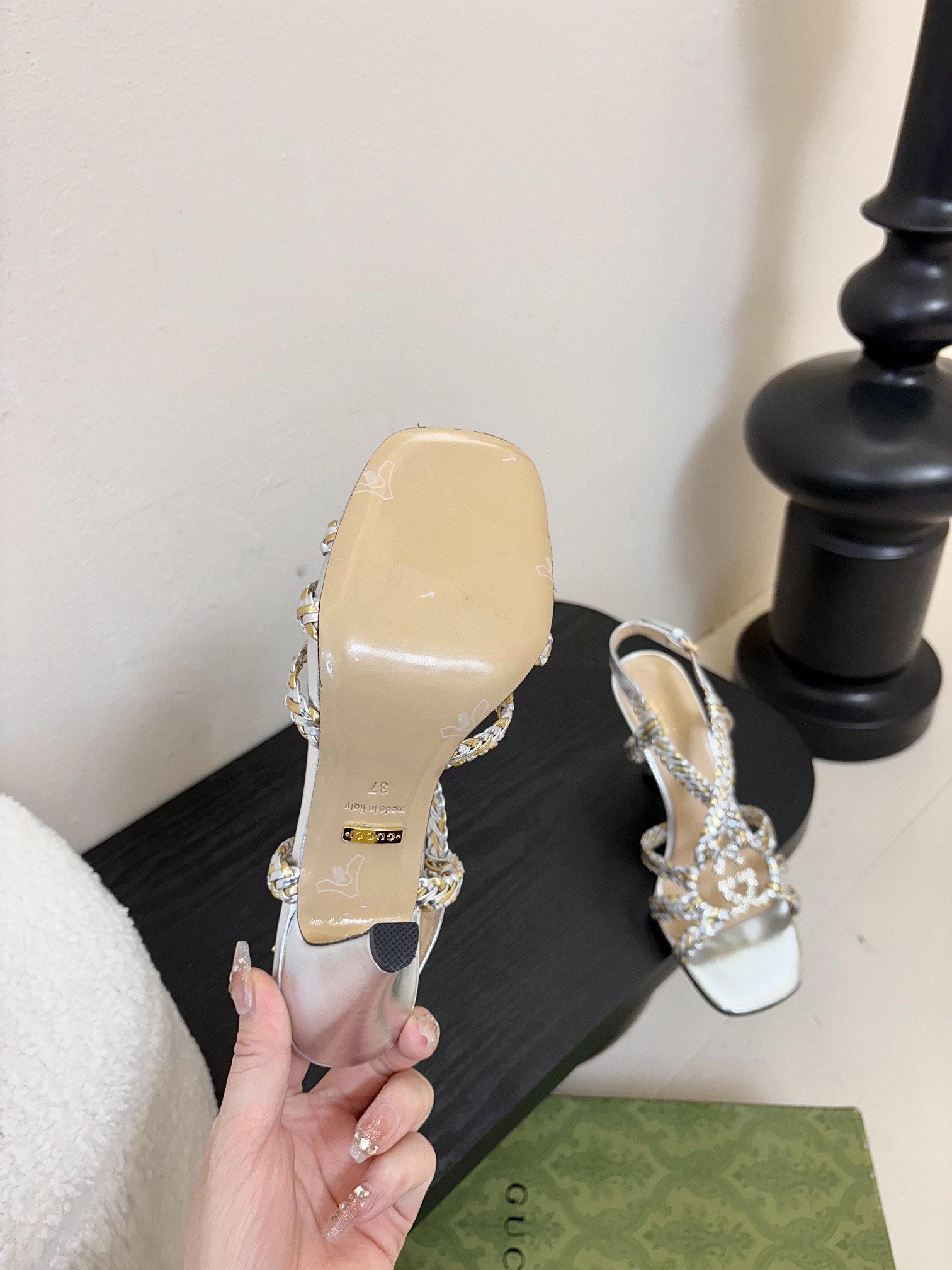 
G家高端精品 古驰水晶缀饰钻扣凉鞋🔥顶级🆙代购品质！原版11复刻，毎个细节皆经过精心打磨细腻制作！
 