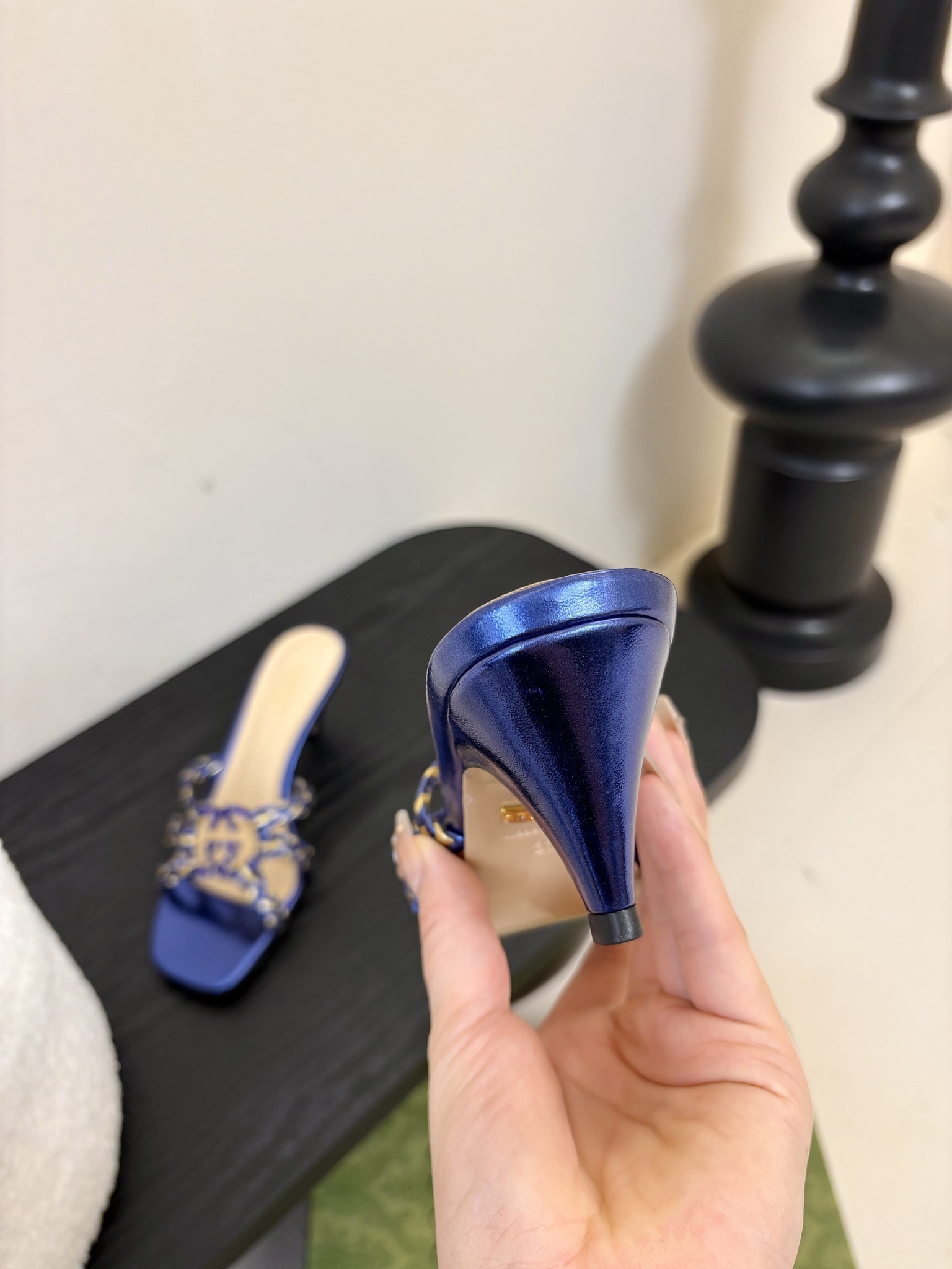 
G家 夏季新款水晶缀饰重工手工编织凉拖鞋
G家这款 “Isa” 凉鞋以袢带构成精致笼形，令双足显得更为