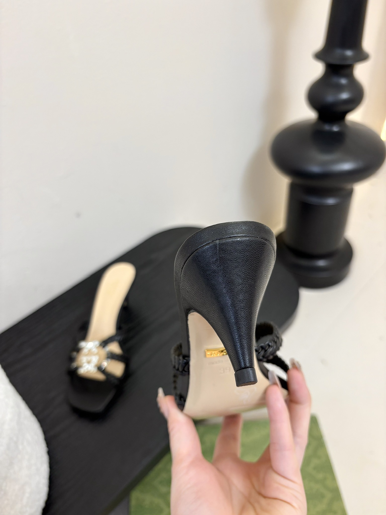 
G家 夏季新款水晶缀饰重工手工编织凉拖鞋
G家这款 “Isa” 凉鞋以袢带构成精致笼形，令双足显得更为