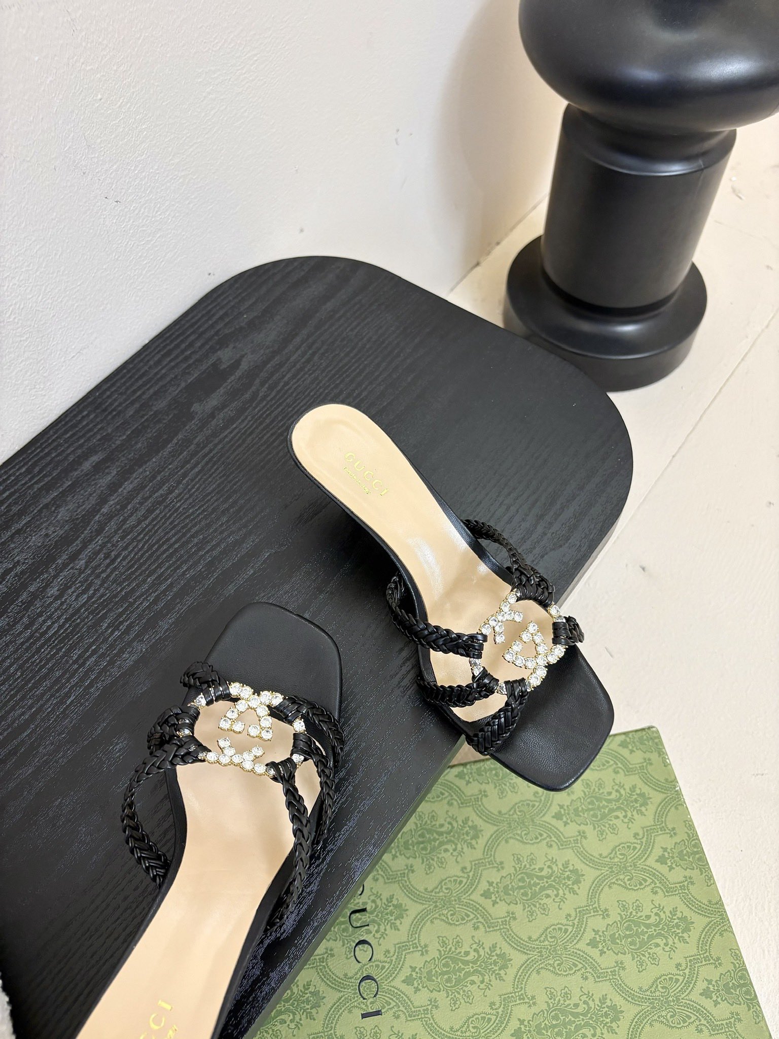 
G家 夏季新款水晶缀饰重工手工编织凉拖鞋
G家这款 “Isa” 凉鞋以袢带构成精致笼形，令双足显得更为