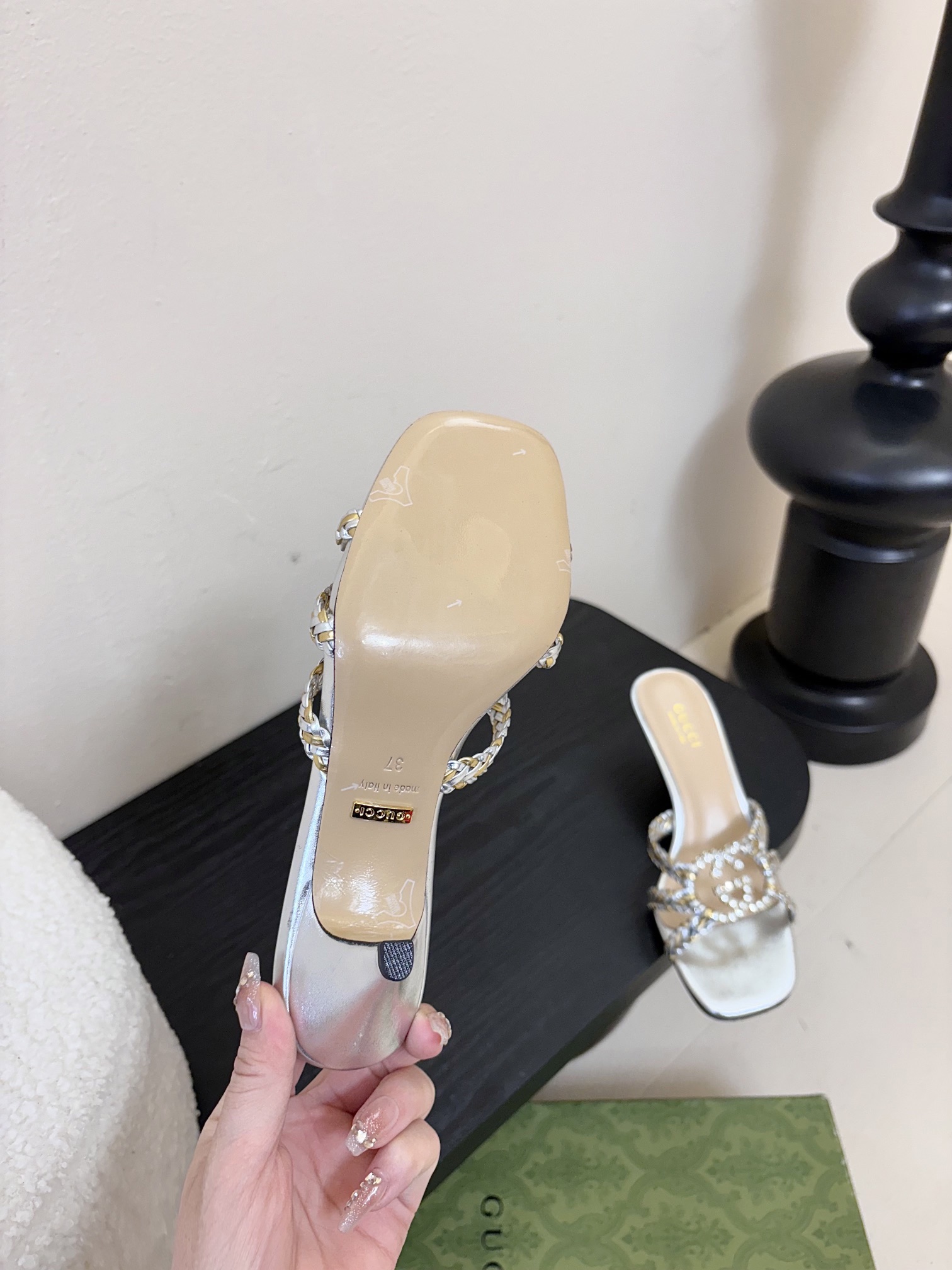 
G家 夏季新款水晶缀饰重工手工编织凉拖鞋
G家这款 “Isa” 凉鞋以袢带构成精致笼形，令双足显得更为