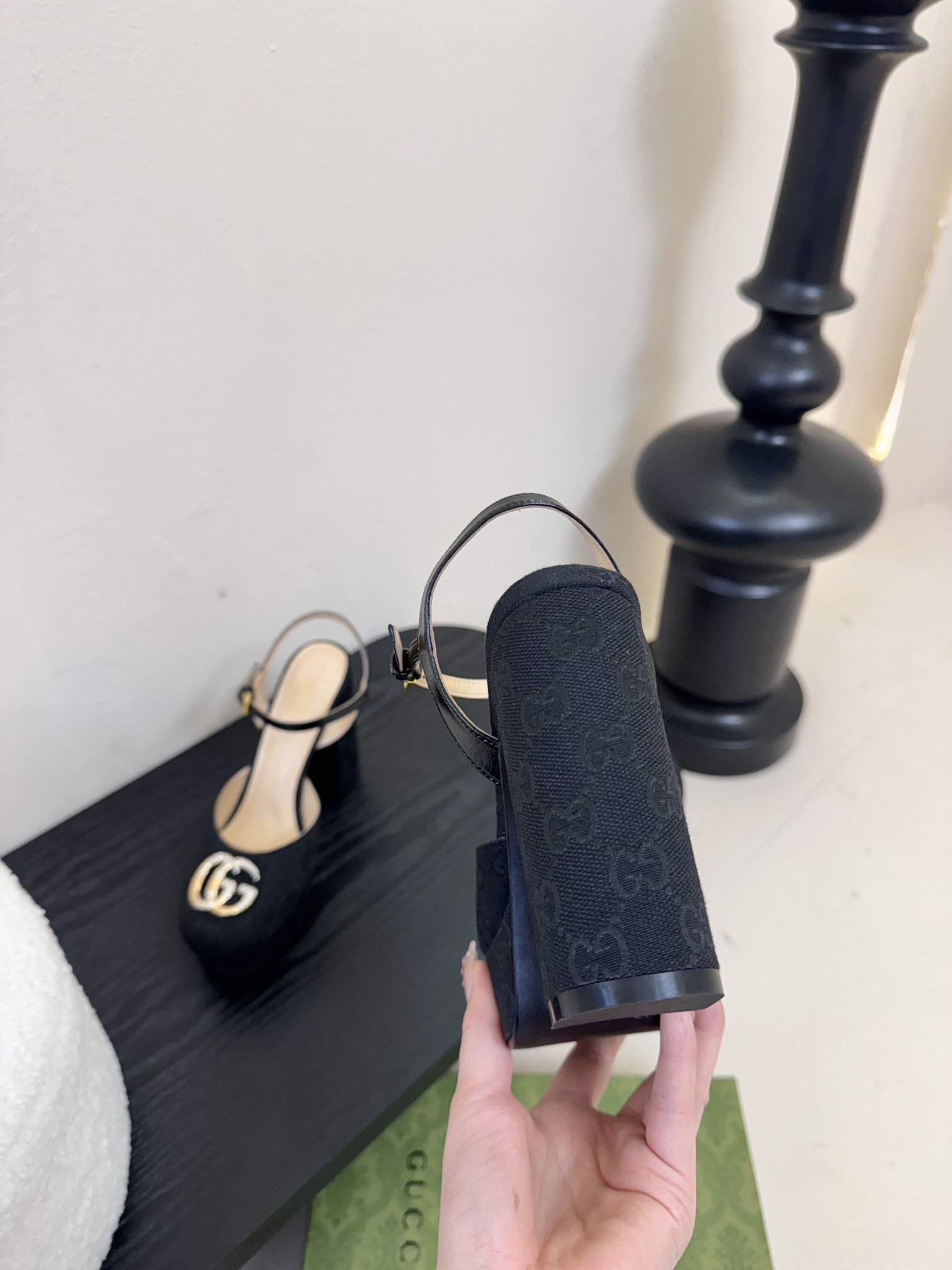 
Gucc* 经典春夏走秀马衔扣
恨天高防水台高跟凉鞋
G家在体现高级感这块 
总让人大写的服气
看起来
