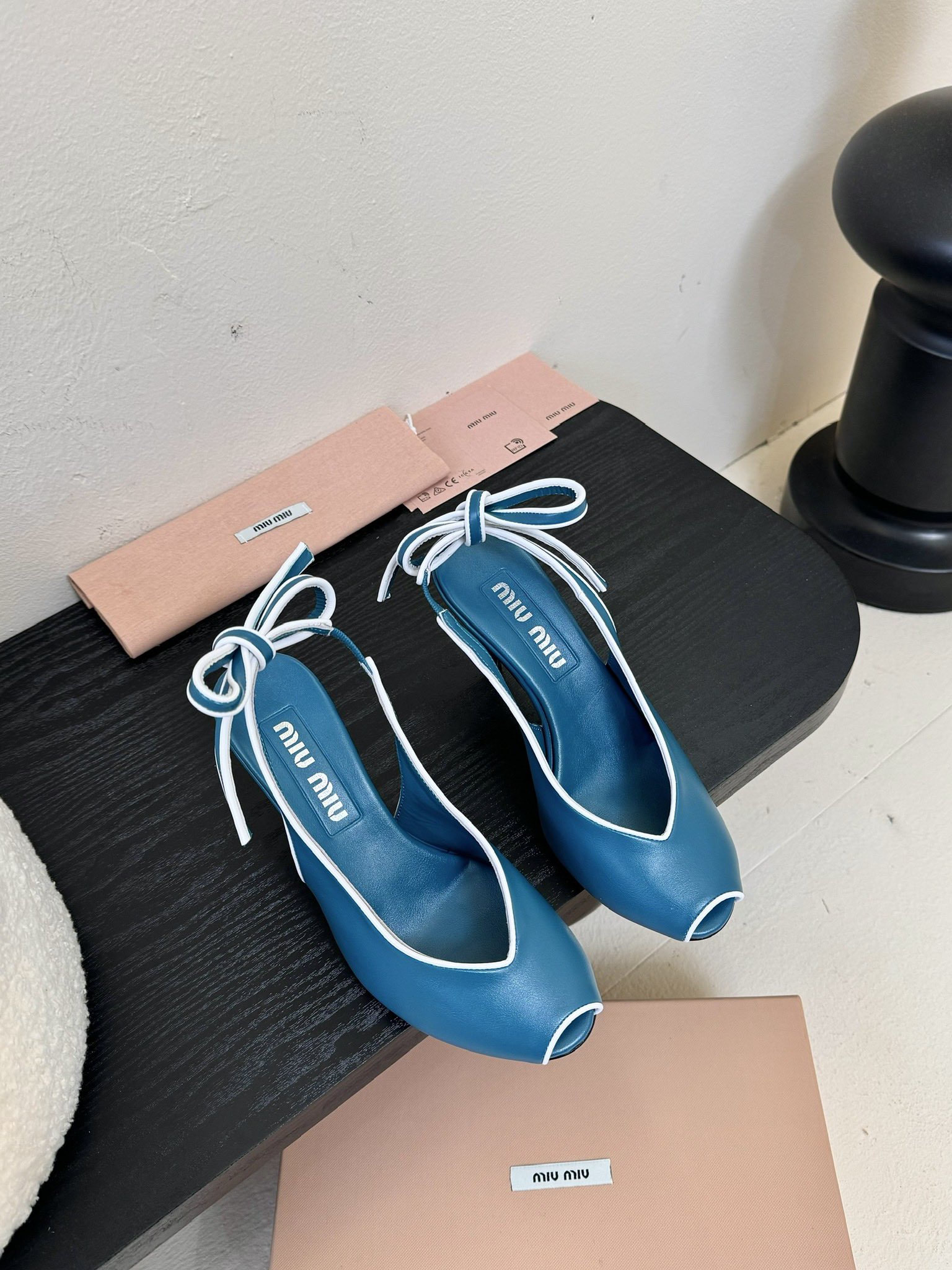 
miumiu缪缪25春夏新款复古高跟鱼嘴凉鞋！春夏清新配色🔥🎉曲线优美，小猫跟后空凉鞋 🌟日常穿搭都很
