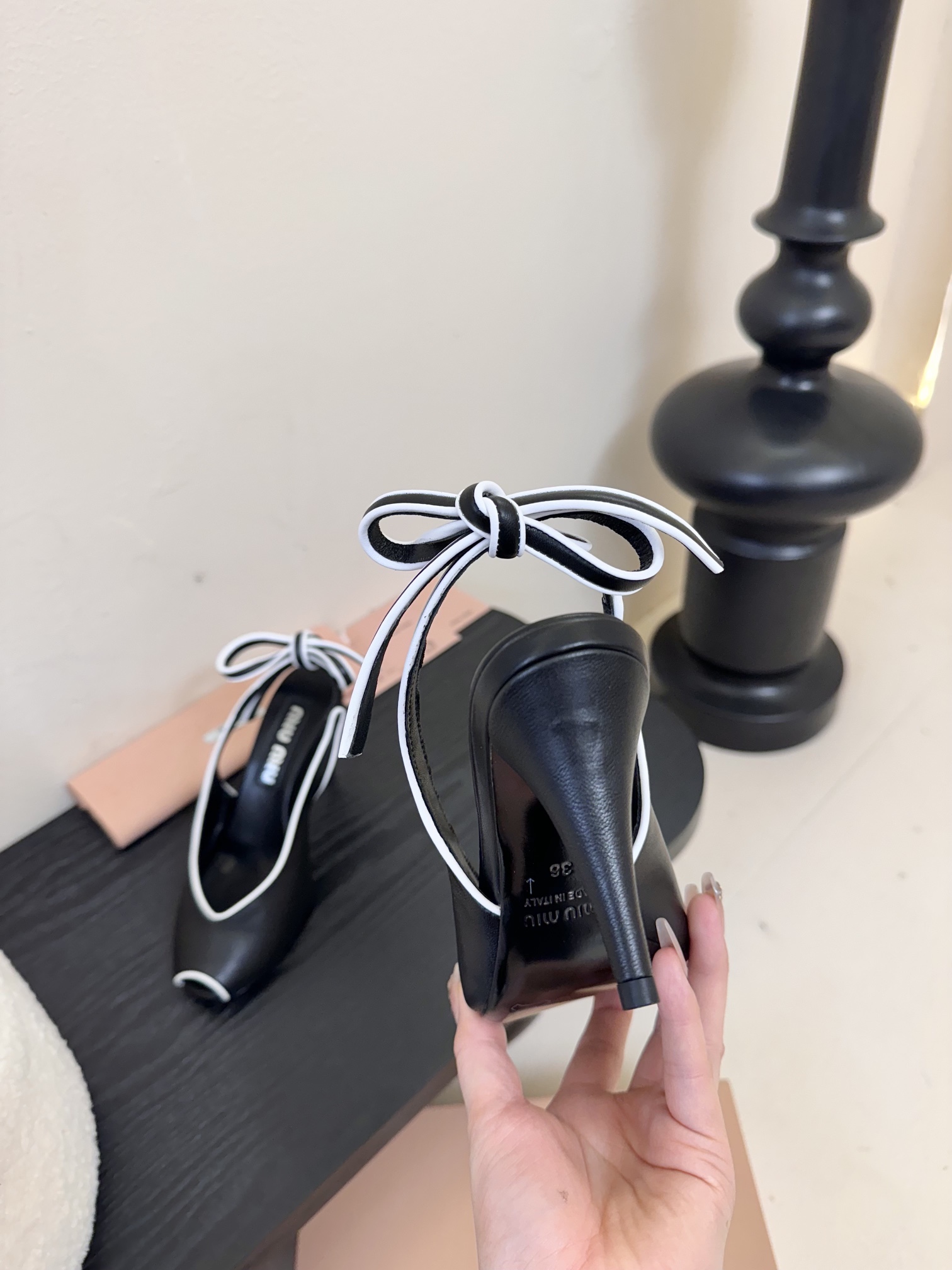 
miumiu缪缪25春夏新款复古高跟鱼嘴凉鞋！春夏清新配色🔥🎉曲线优美，小猫跟后空凉鞋 🌟日常穿搭都很