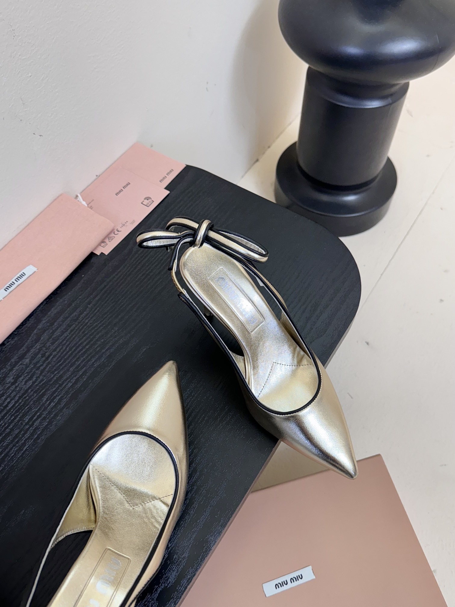 
miumiu缪缪25春夏新款复古高跟鱼嘴凉鞋！春夏清新配色🔥🎉曲线优美，小猫跟后空凉鞋 🌟日常穿搭都很