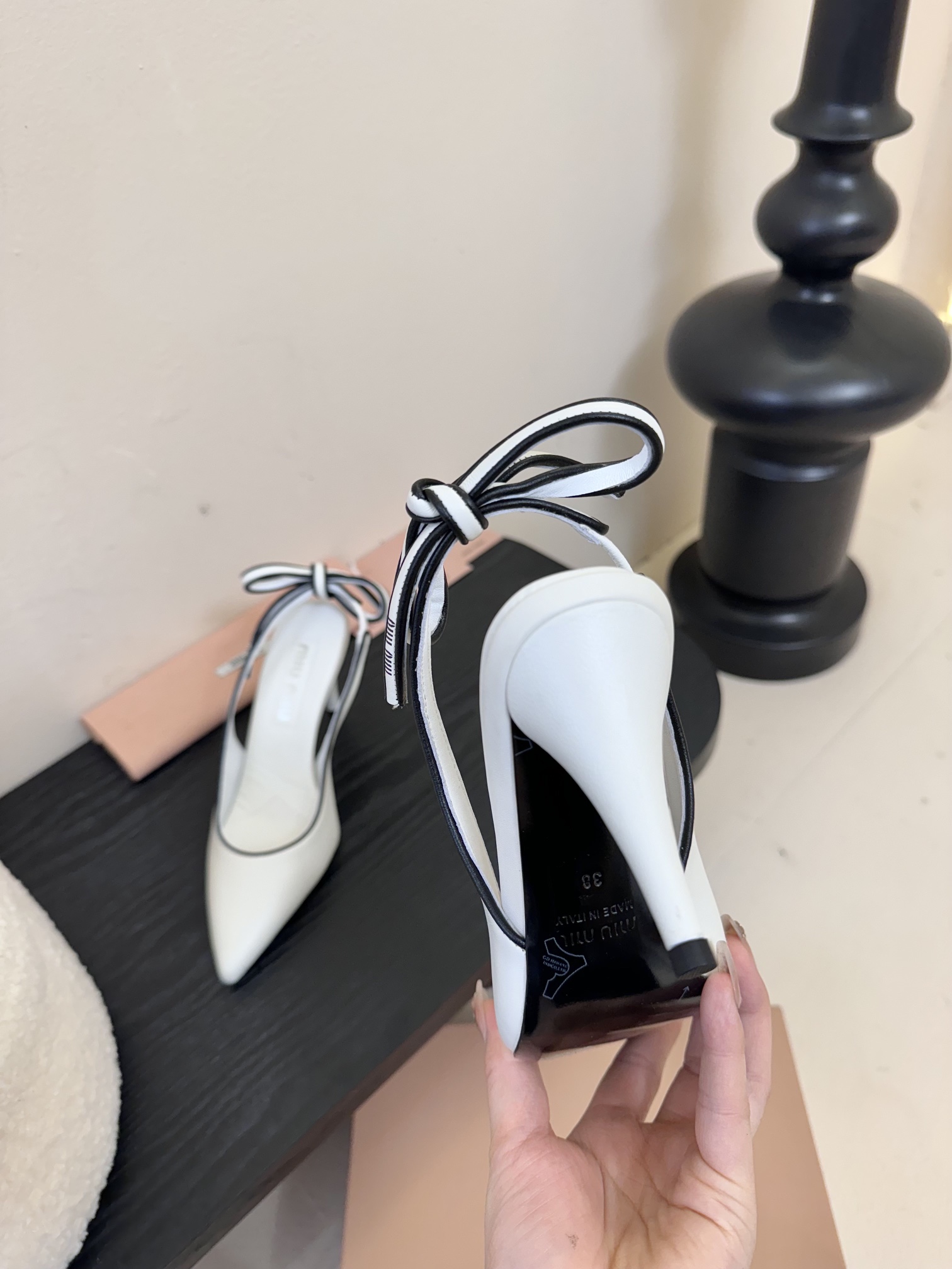 
miumiu缪缪25春夏新款复古高跟鱼嘴凉鞋！春夏清新配色🔥🎉曲线优美，小猫跟后空凉鞋 🌟日常穿搭都很