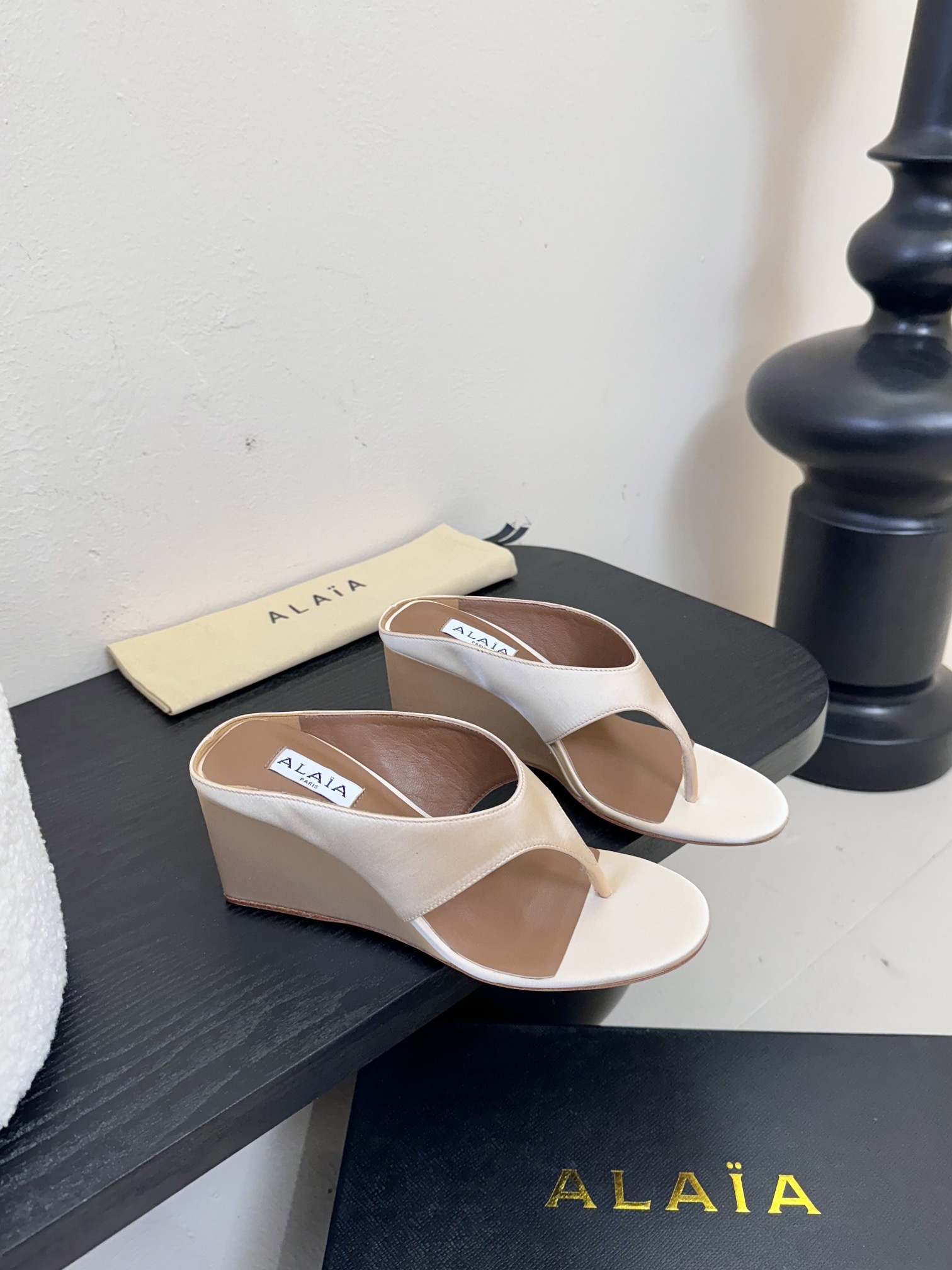 
 ALAIA 𝟐𝟓春夏新品简易真丝坡跟夹脚凉鞋拖鞋
异形跟穆勒鞋 不对称设计打破常规 释放独特气场 尖