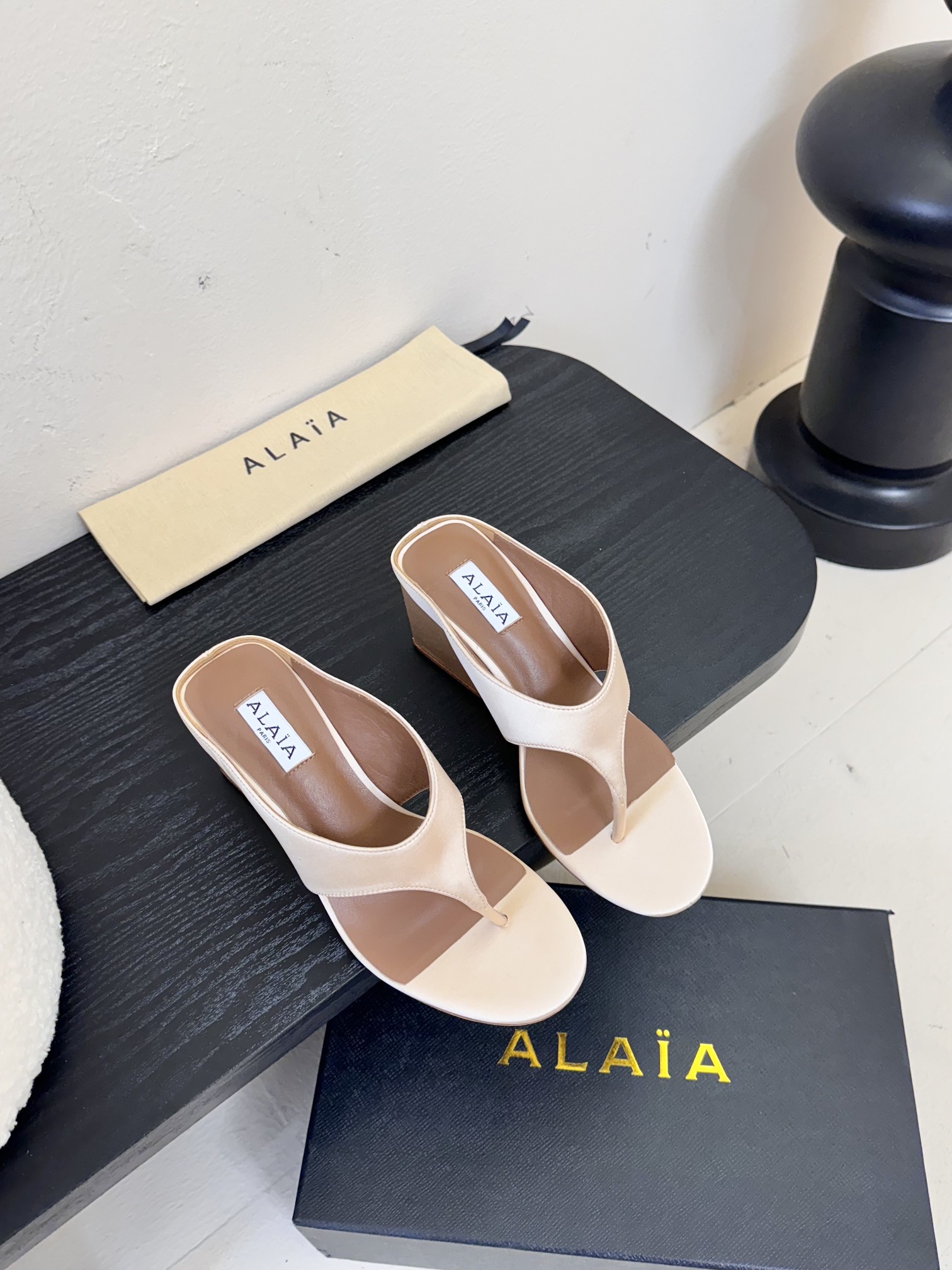 
 ALAIA 𝟐𝟓春夏新品简易真丝坡跟夹脚凉鞋拖鞋
异形跟穆勒鞋 不对称设计打破常规 释放独特气场 尖