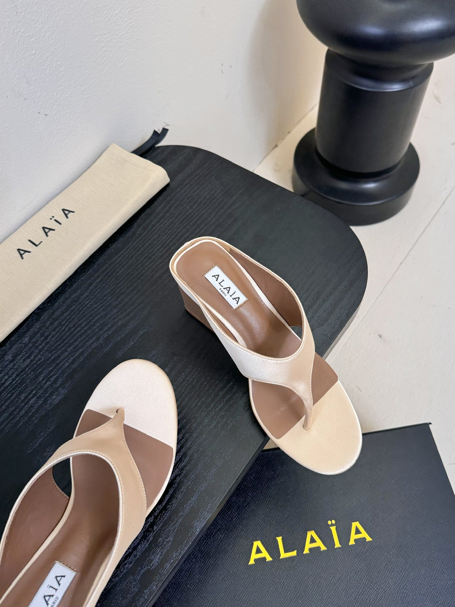 
 ALAIA 𝟐𝟓春夏新品简易真丝坡跟夹脚凉鞋拖鞋
异形跟穆勒鞋 不对称设计打破常规 释放独特气场 尖
