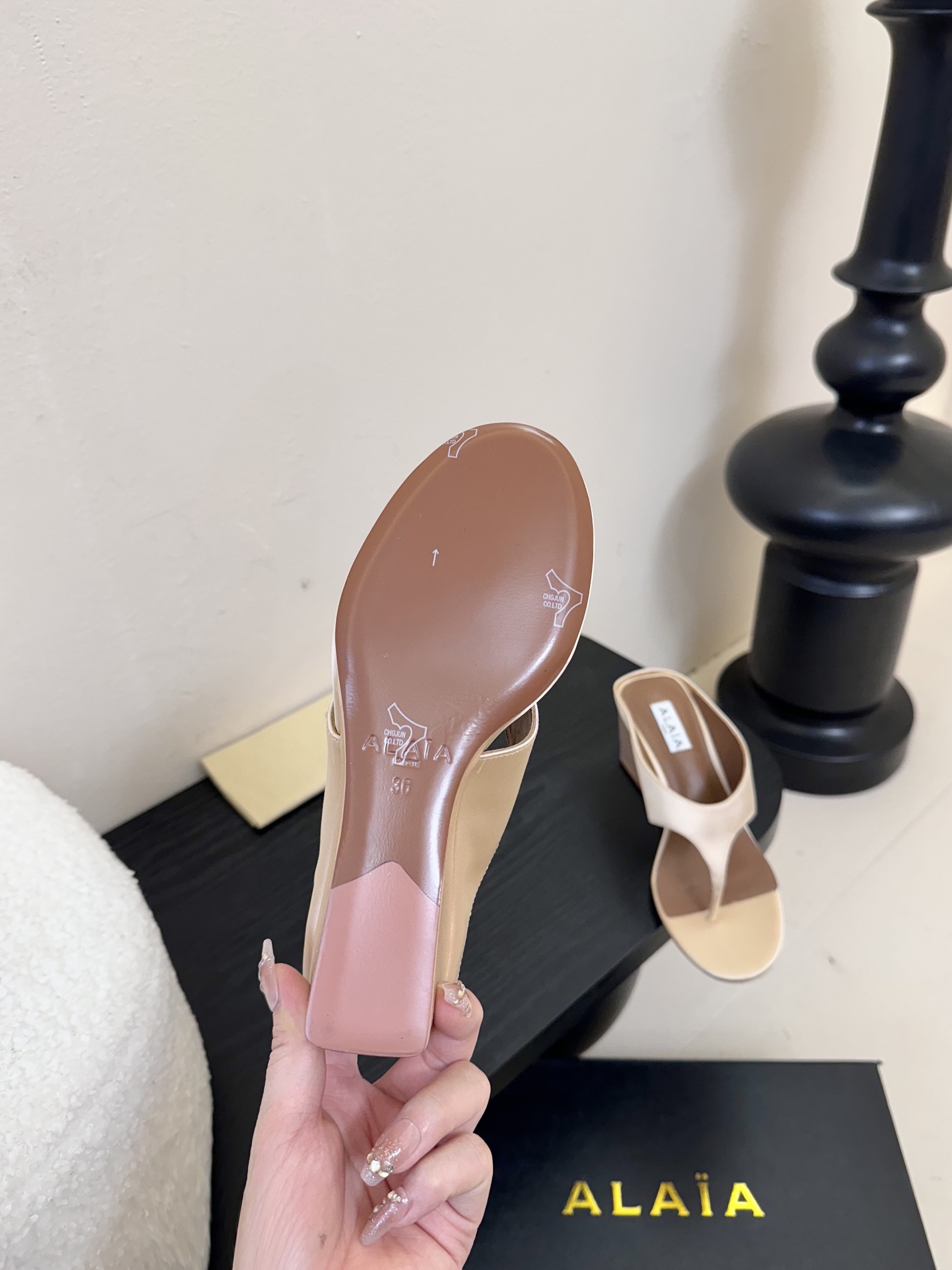 
 ALAIA 𝟐𝟓春夏新品简易真丝坡跟夹脚凉鞋拖鞋
异形跟穆勒鞋 不对称设计打破常规 释放独特气场 尖