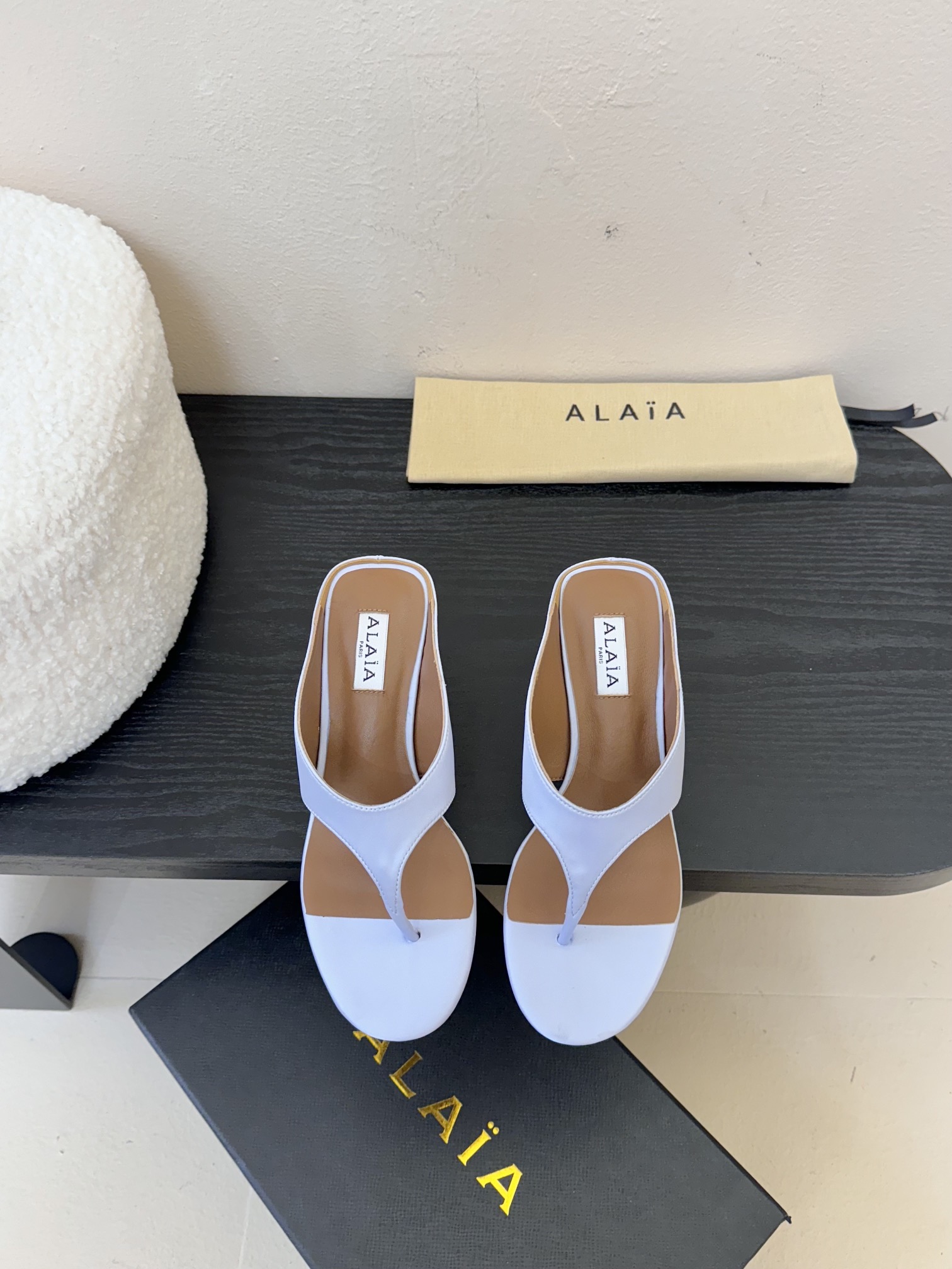 
 ALAIA 𝟐𝟓春夏新品简易真丝坡跟夹脚凉鞋拖鞋
异形跟穆勒鞋 不对称设计打破常规 释放独特气场 尖