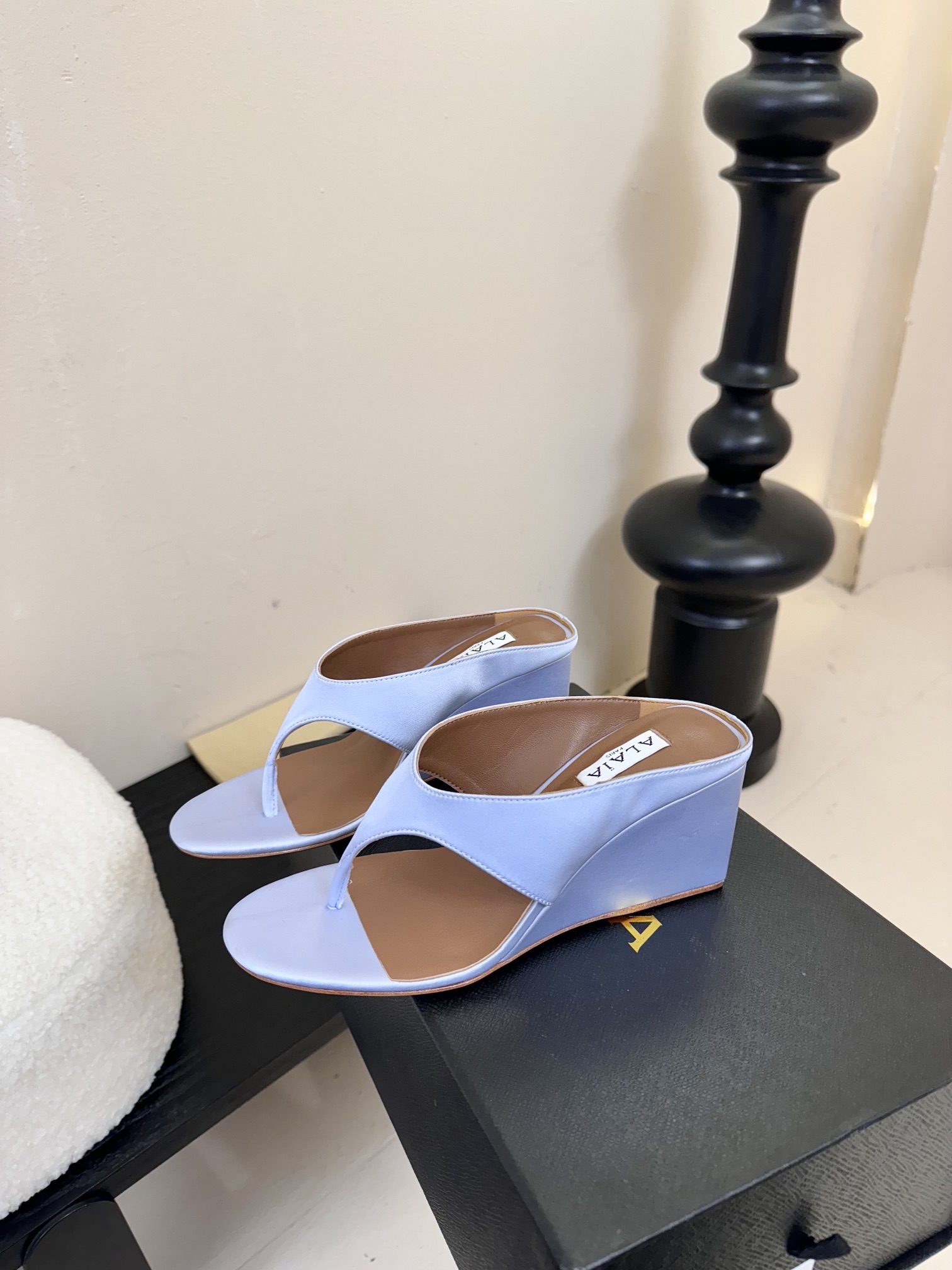 
 ALAIA 𝟐𝟓春夏新品简易真丝坡跟夹脚凉鞋拖鞋
异形跟穆勒鞋 不对称设计打破常规 释放独特气场 尖
