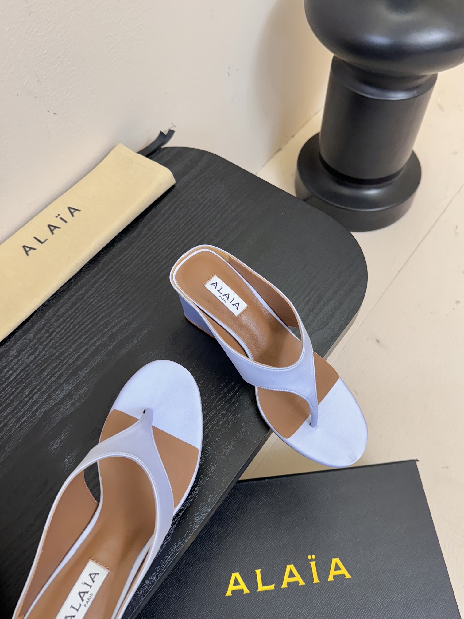 
 ALAIA 𝟐𝟓春夏新品简易真丝坡跟夹脚凉鞋拖鞋
异形跟穆勒鞋 不对称设计打破常规 释放独特气场 尖
