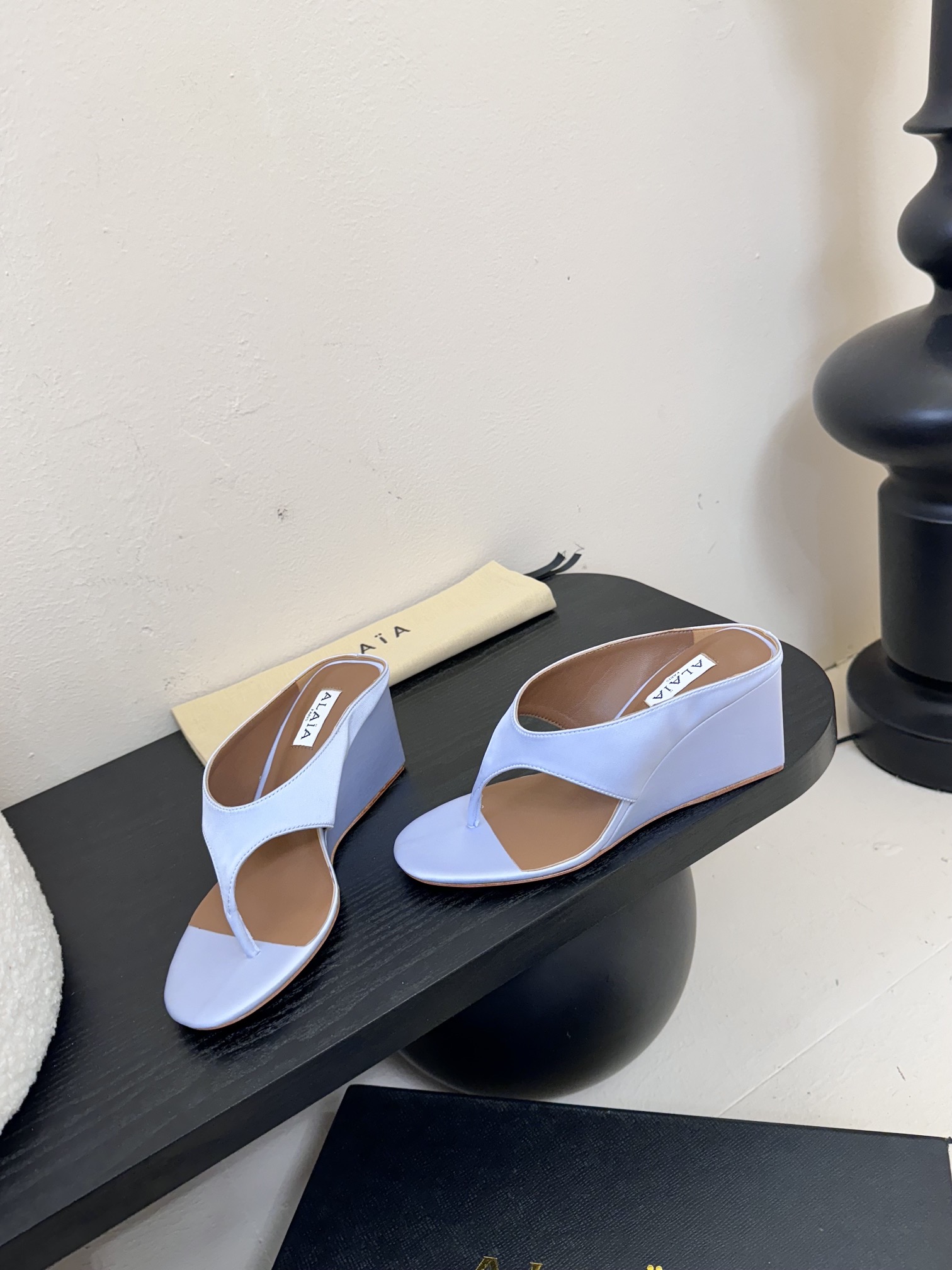 
 ALAIA 𝟐𝟓春夏新品简易真丝坡跟夹脚凉鞋拖鞋
异形跟穆勒鞋 不对称设计打破常规 释放独特气场 尖