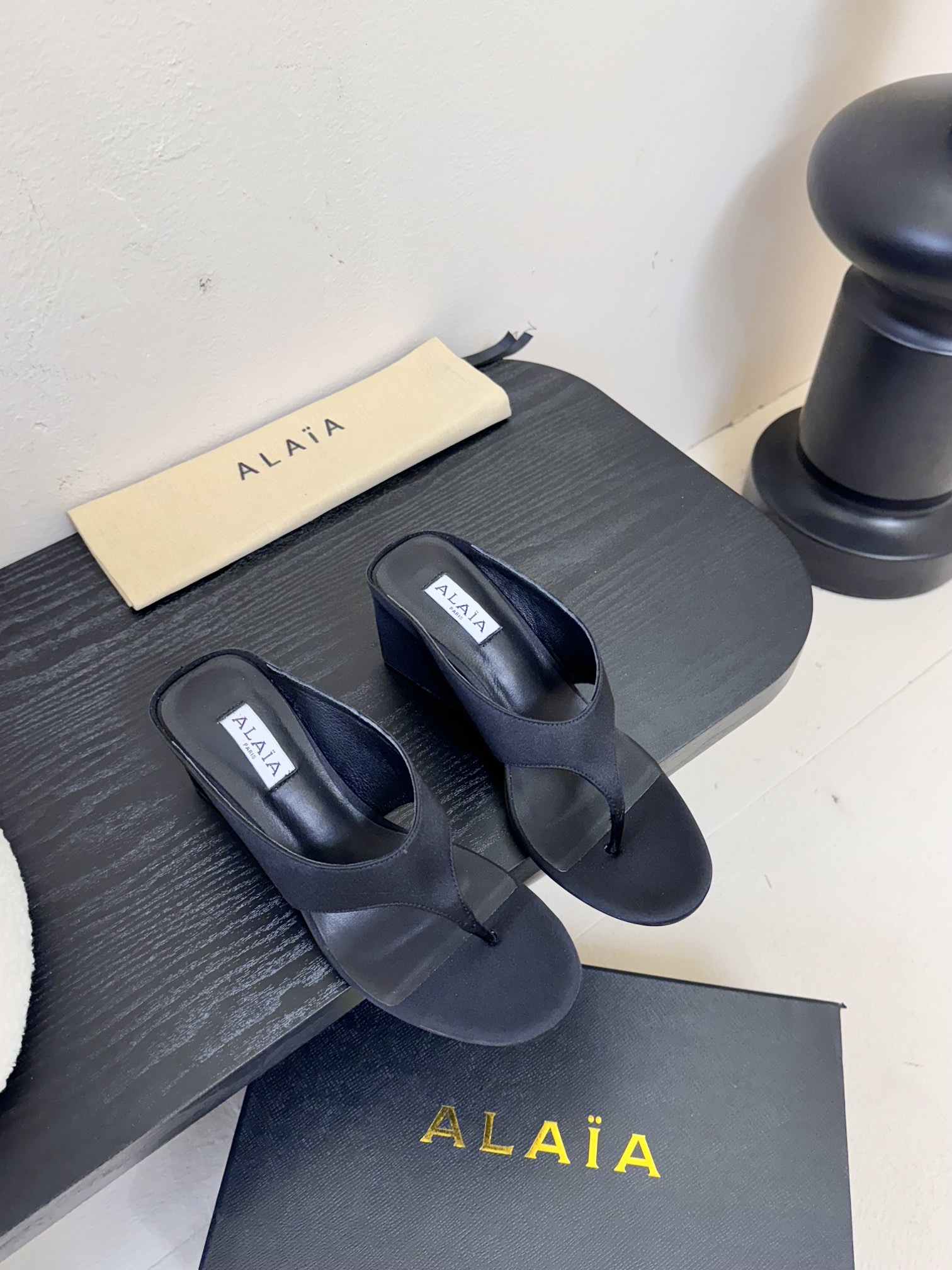 
 ALAIA 𝟐𝟓春夏新品简易真丝坡跟夹脚凉鞋拖鞋
异形跟穆勒鞋 不对称设计打破常规 释放独特气场 尖