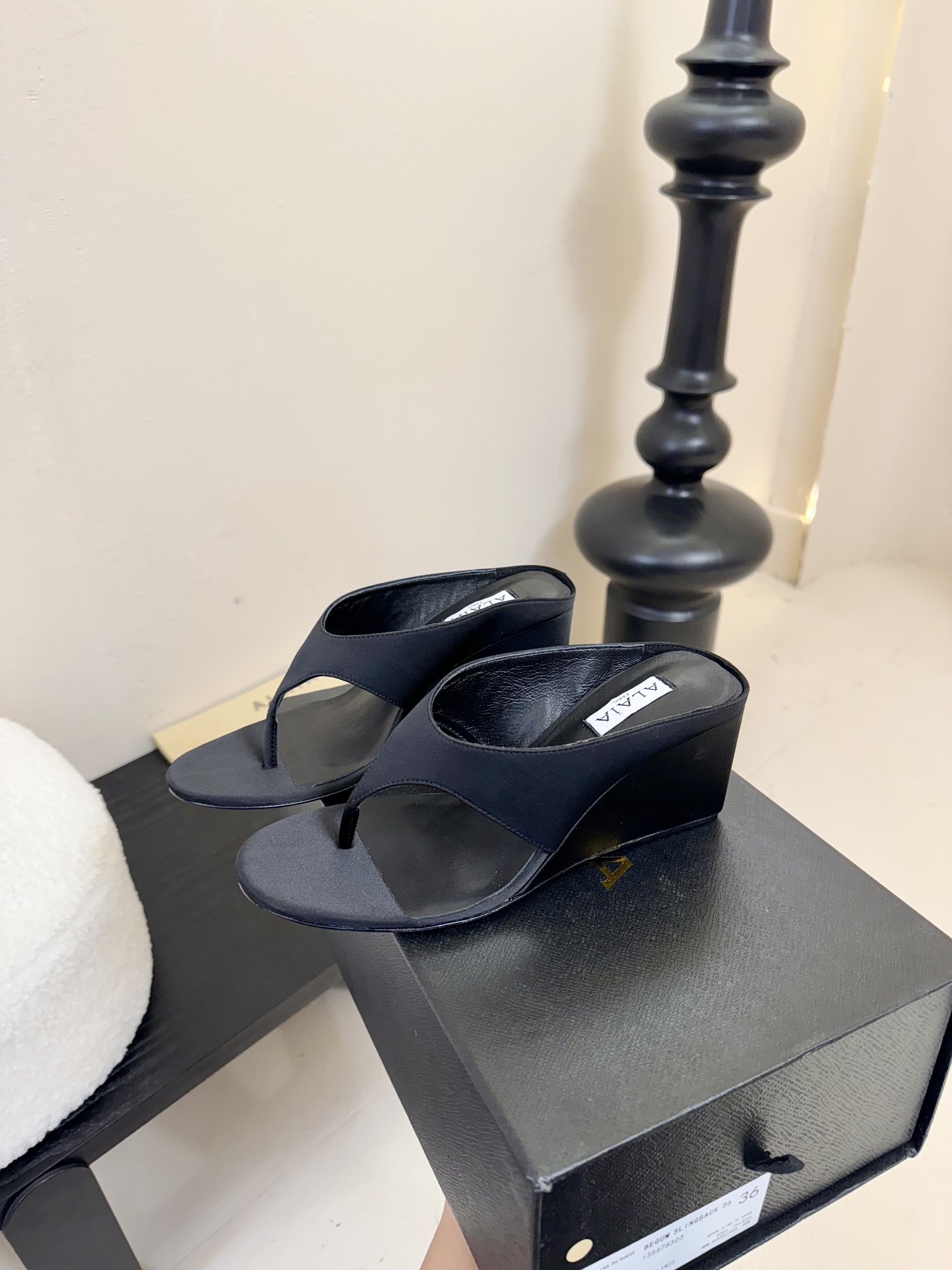 
 ALAIA 𝟐𝟓春夏新品简易真丝坡跟夹脚凉鞋拖鞋
异形跟穆勒鞋 不对称设计打破常规 释放独特气场 尖