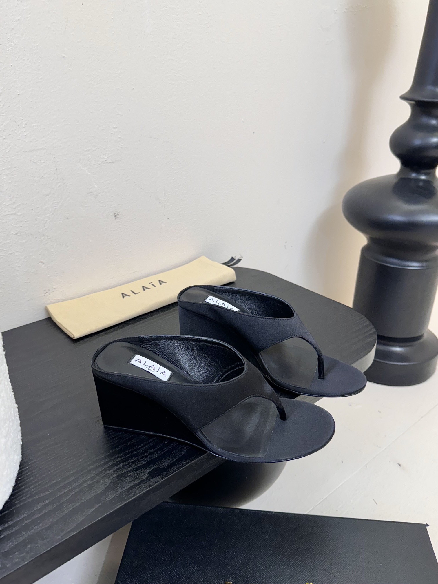 
 ALAIA 𝟐𝟓春夏新品简易真丝坡跟夹脚凉鞋拖鞋
异形跟穆勒鞋 不对称设计打破常规 释放独特气场 尖