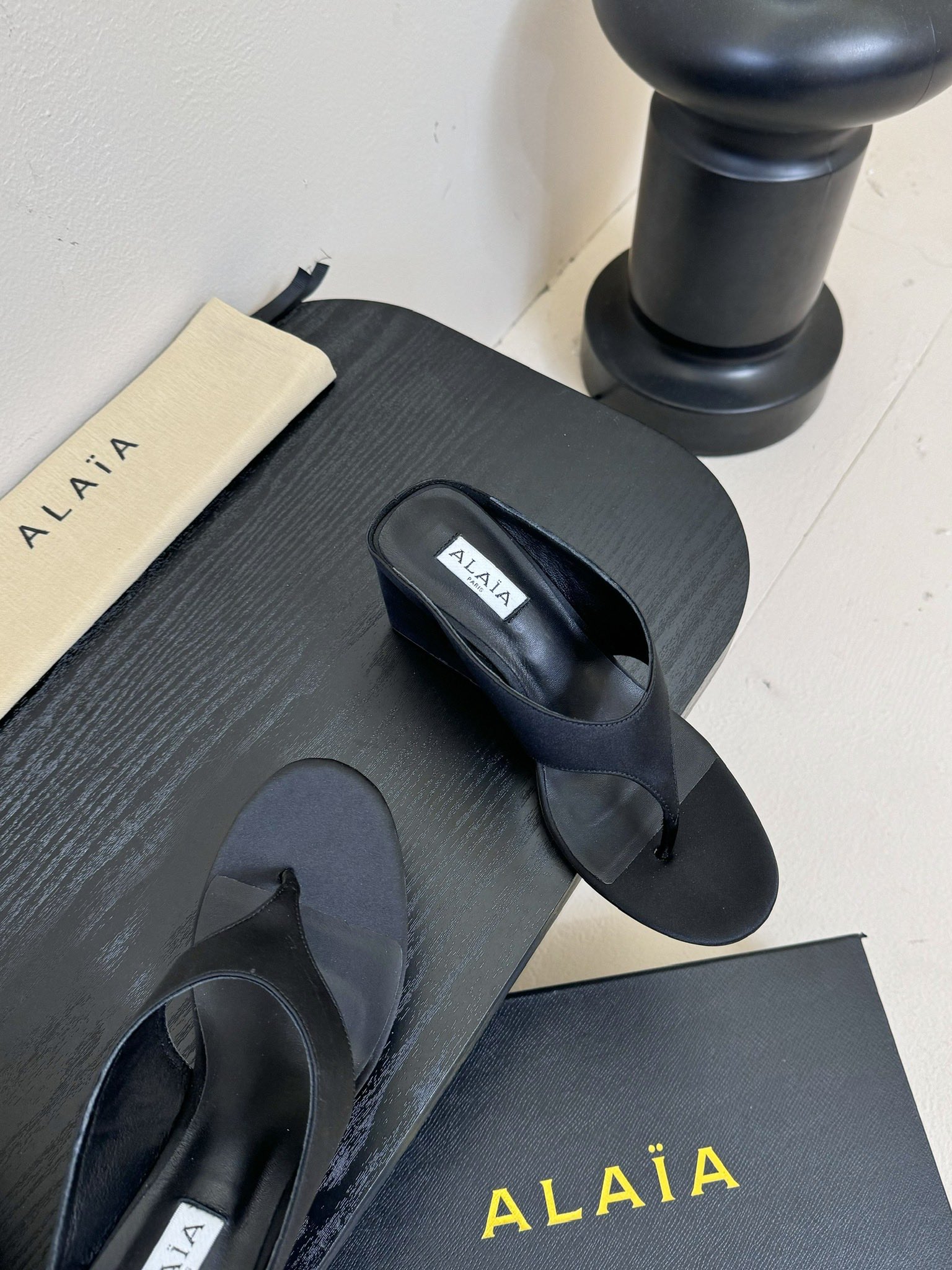 
 ALAIA 𝟐𝟓春夏新品简易真丝坡跟夹脚凉鞋拖鞋
异形跟穆勒鞋 不对称设计打破常规 释放独特气场 尖