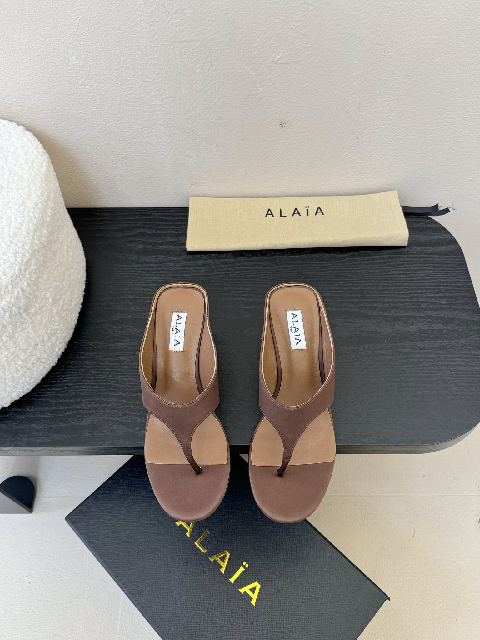 
 ALAIA 𝟐𝟓春夏新品简易真丝坡跟夹脚凉鞋拖鞋
异形跟穆勒鞋 不对称设计打破常规 释放独特气场 尖