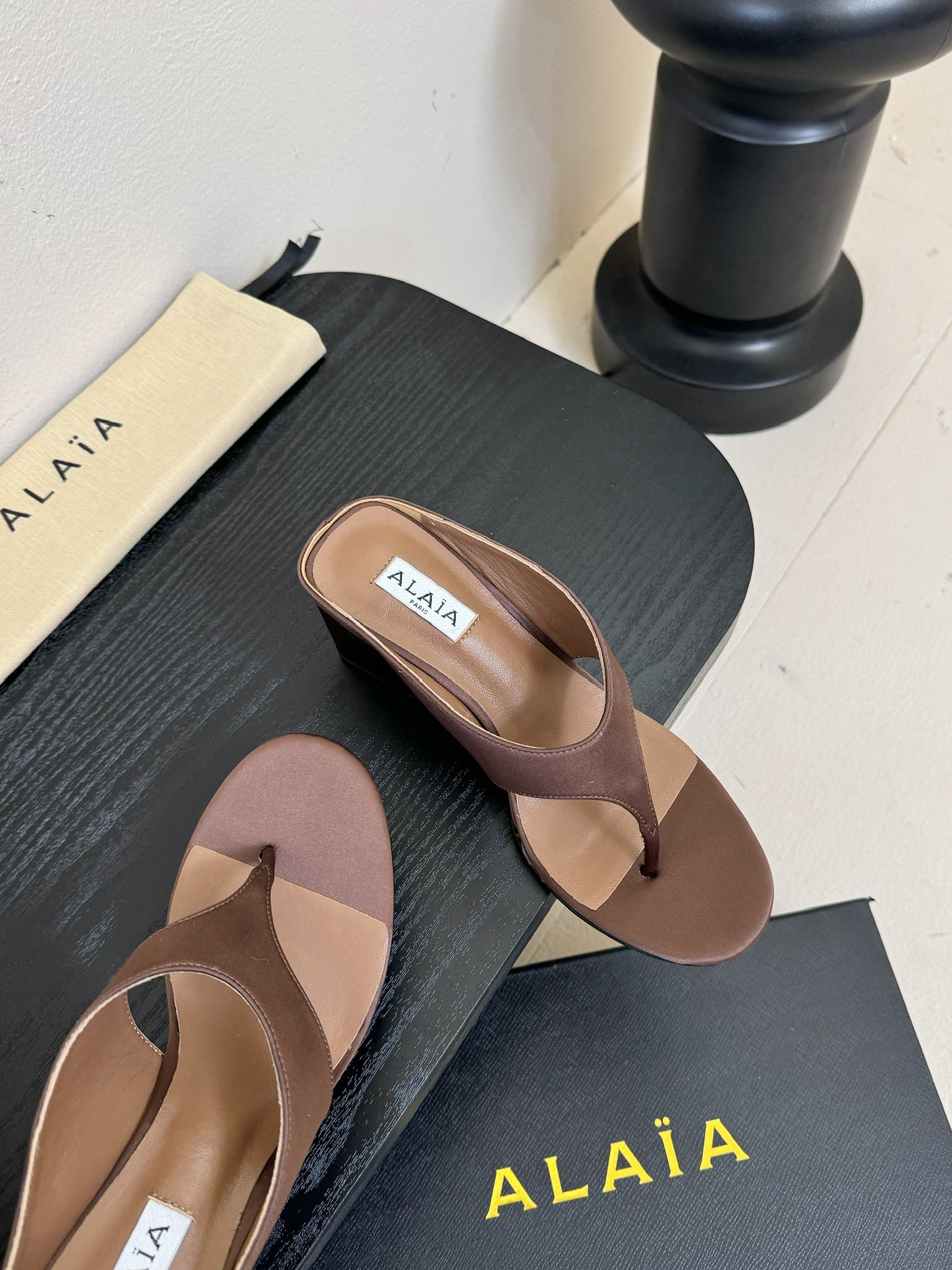 
 ALAIA 𝟐𝟓春夏新品简易真丝坡跟夹脚凉鞋拖鞋
异形跟穆勒鞋 不对称设计打破常规 释放独特气场 尖