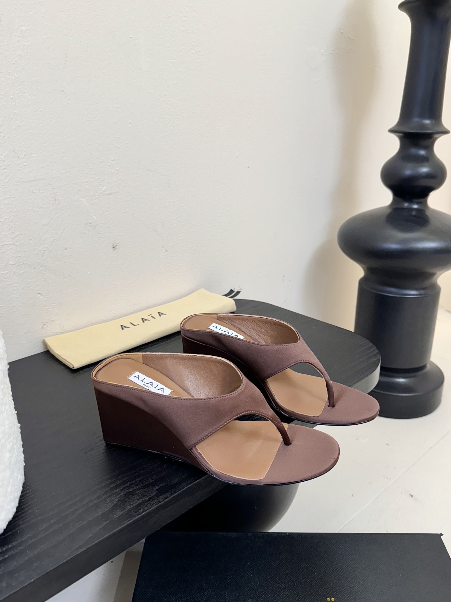 
 ALAIA 𝟐𝟓春夏新品简易真丝坡跟夹脚凉鞋拖鞋
异形跟穆勒鞋 不对称设计打破常规 释放独特气场 尖