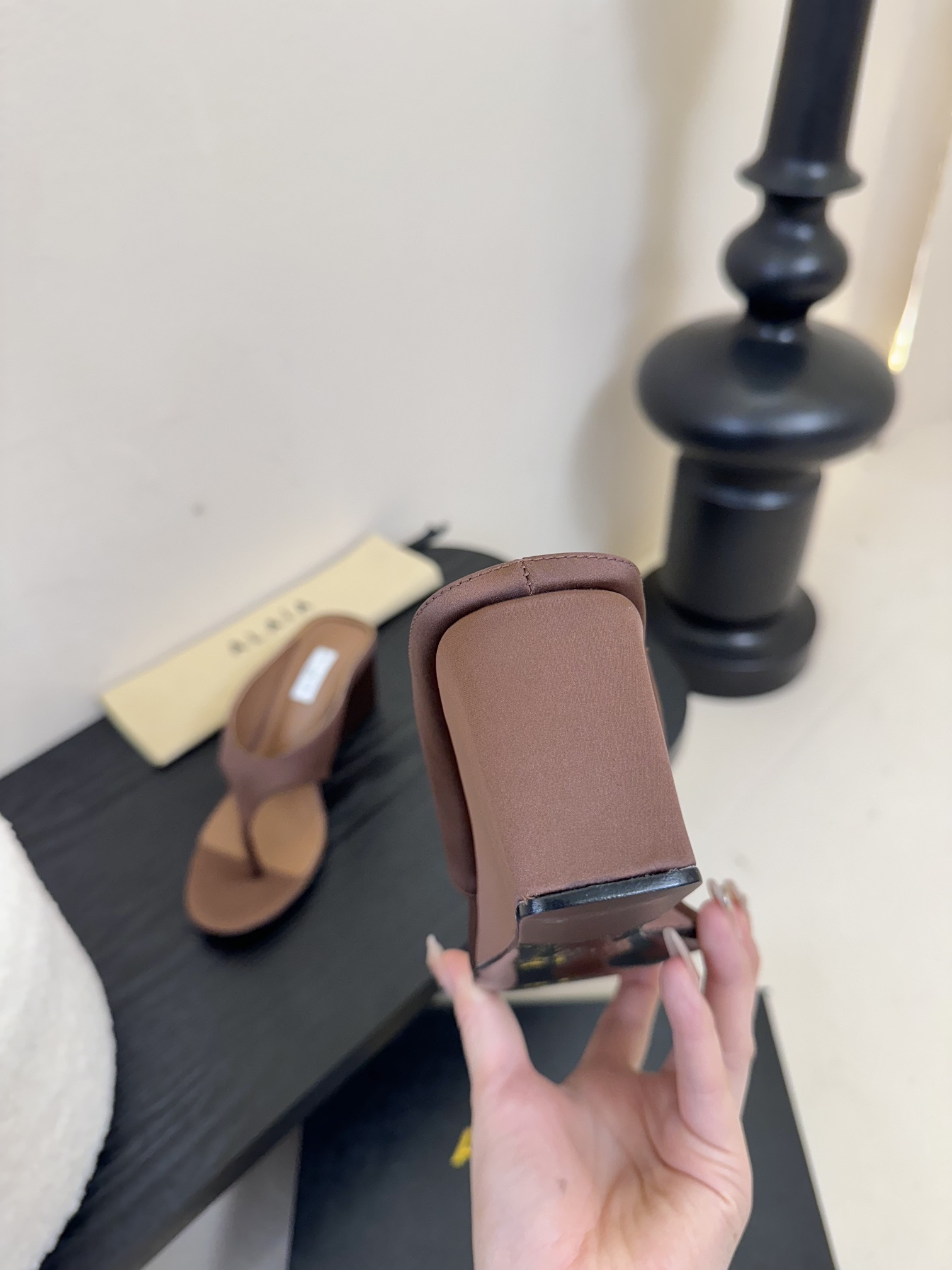 
 ALAIA 𝟐𝟓春夏新品简易真丝坡跟夹脚凉鞋拖鞋
异形跟穆勒鞋 不对称设计打破常规 释放独特气场 尖