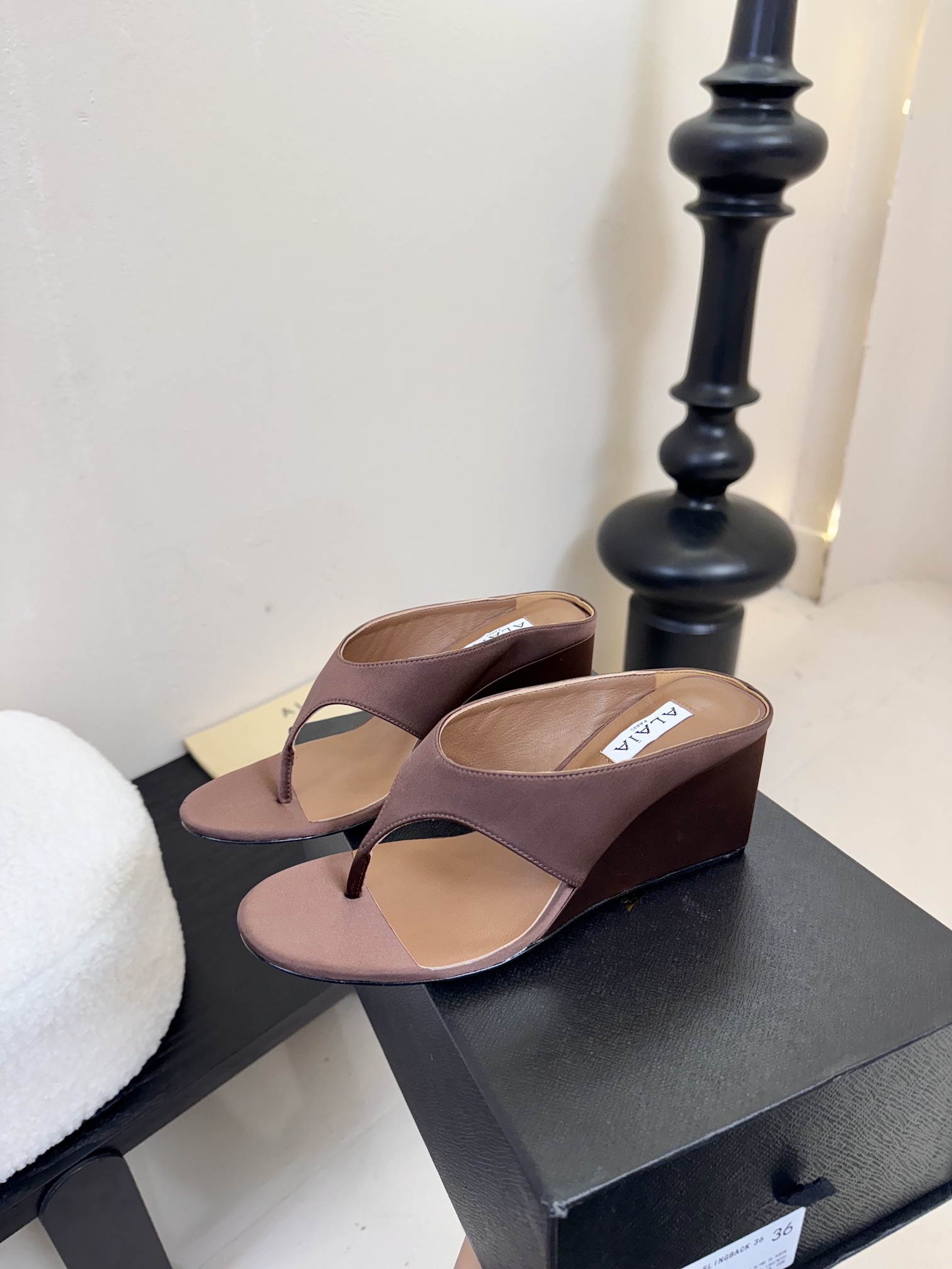 
 ALAIA 𝟐𝟓春夏新品简易真丝坡跟夹脚凉鞋拖鞋
异形跟穆勒鞋 不对称设计打破常规 释放独特气场 尖
