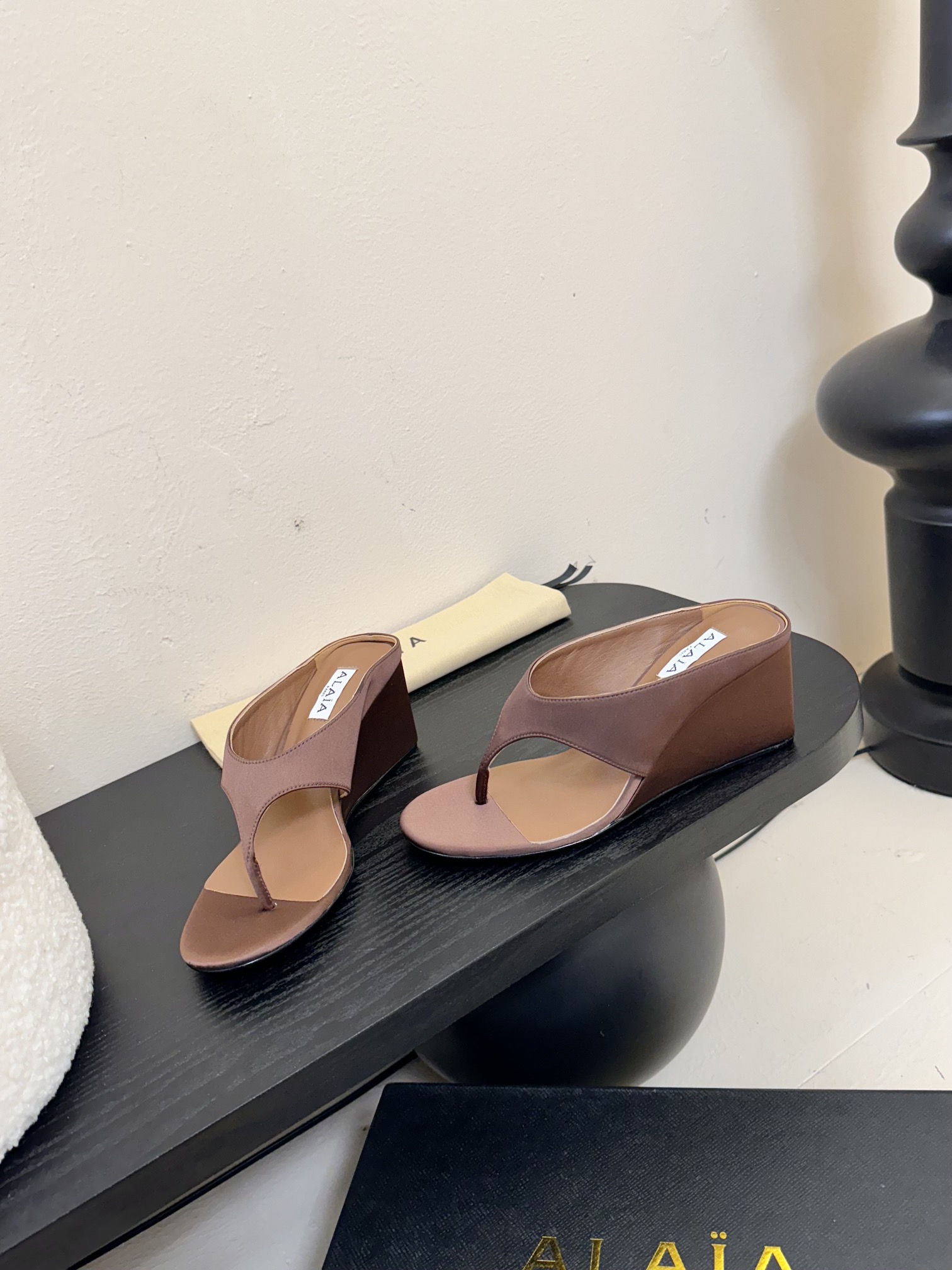 
 ALAIA 𝟐𝟓春夏新品简易真丝坡跟夹脚凉鞋拖鞋
异形跟穆勒鞋 不对称设计打破常规 释放独特气场 尖