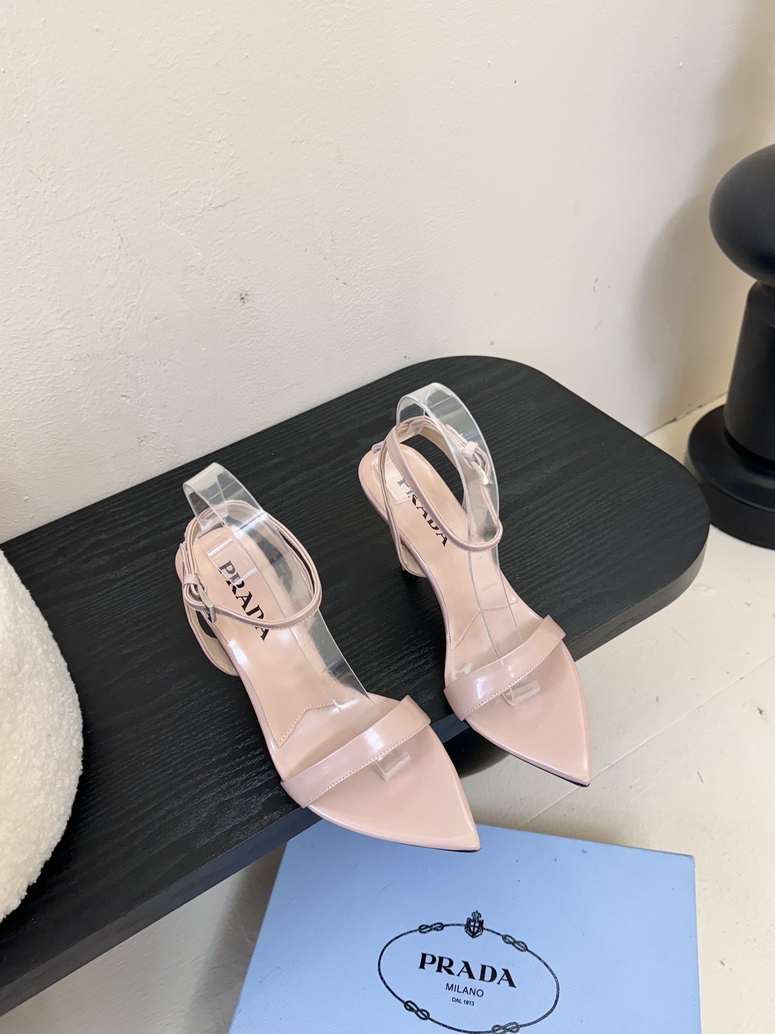 
Prada/普拉达25WF春夏新品
三角扣尖头高跟凉鞋
经典三角标 可盐可甜巨百搭
三角标yb开模定制