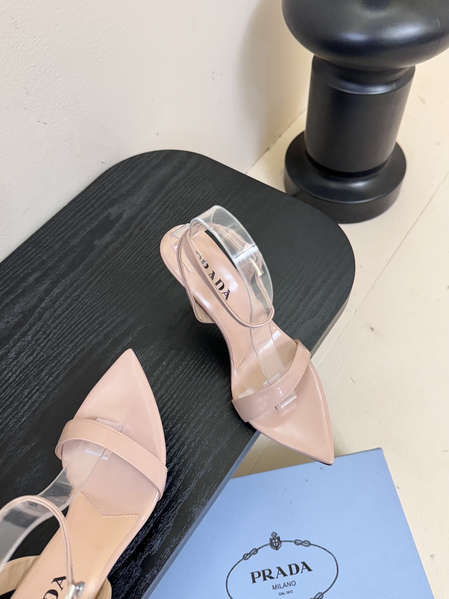 
Prada/普拉达25WF春夏新品
三角扣尖头高跟凉鞋
经典三角标 可盐可甜巨百搭
三角标yb开模定制