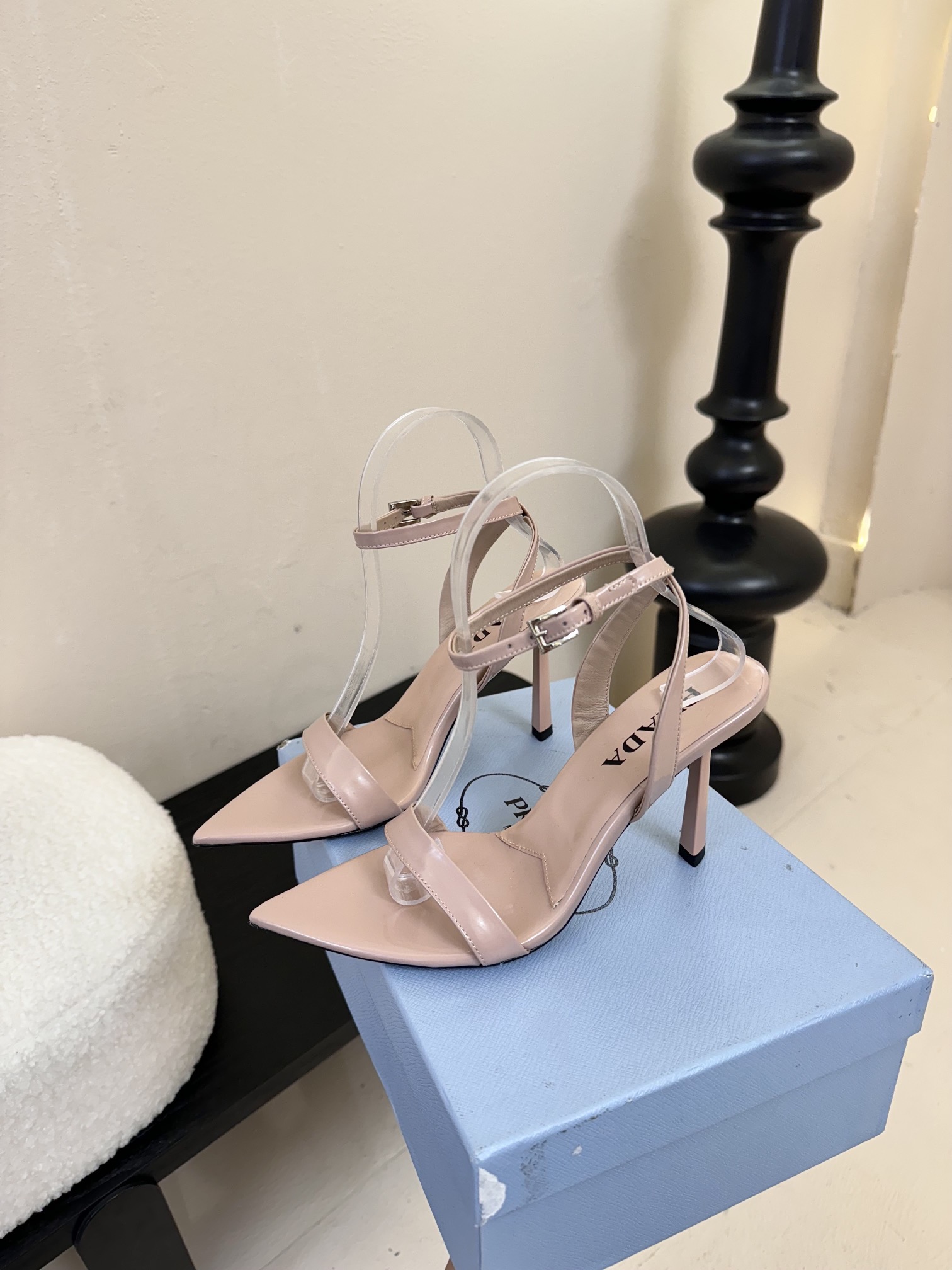 
Prada/普拉达25WF春夏新品
三角扣尖头高跟凉鞋
经典三角标 可盐可甜巨百搭
三角标yb开模定制
