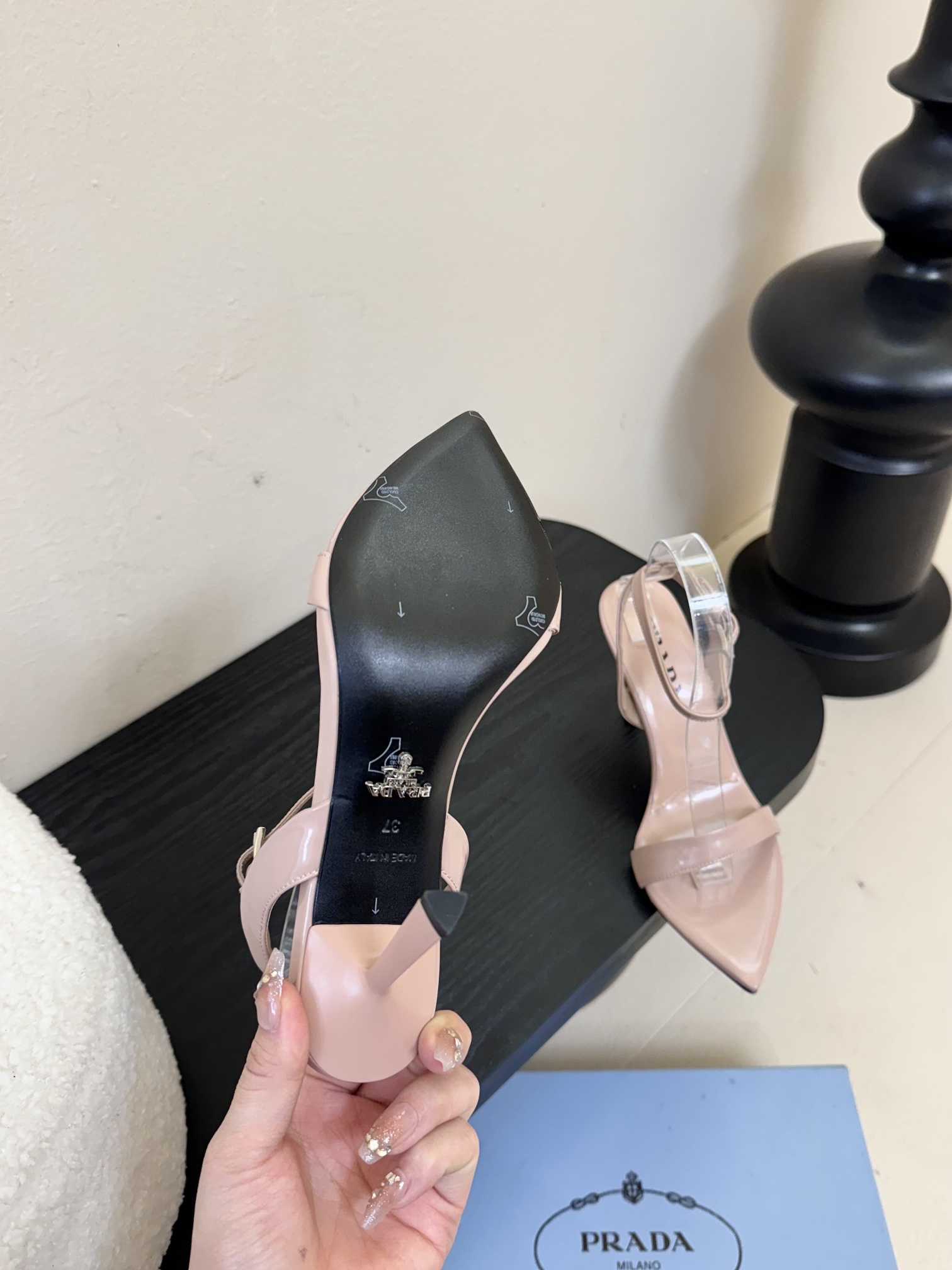 
Prada/普拉达25WF春夏新品
三角扣尖头高跟凉鞋
经典三角标 可盐可甜巨百搭
三角标yb开模定制