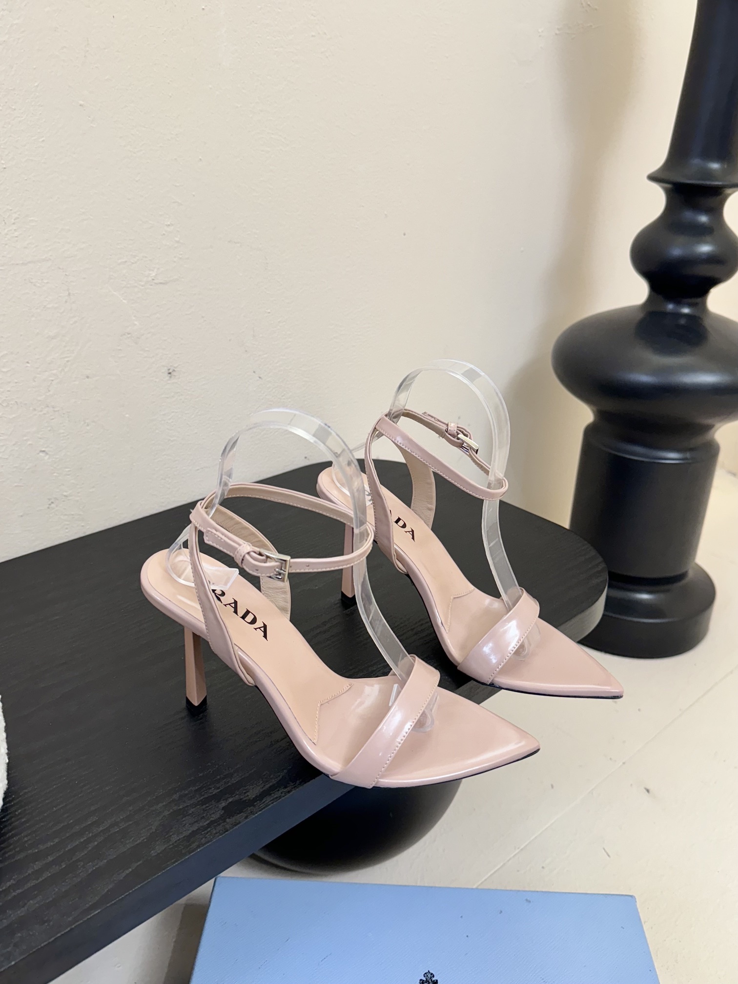 
Prada/普拉达25WF春夏新品
三角扣尖头高跟凉鞋
经典三角标 可盐可甜巨百搭
三角标yb开模定制