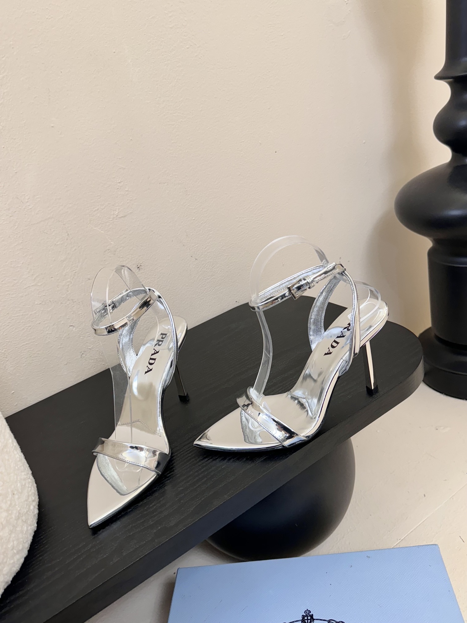 
Prada/普拉达25WF春夏新品
三角扣尖头高跟凉鞋
经典三角标 可盐可甜巨百搭
三角标yb开模定制