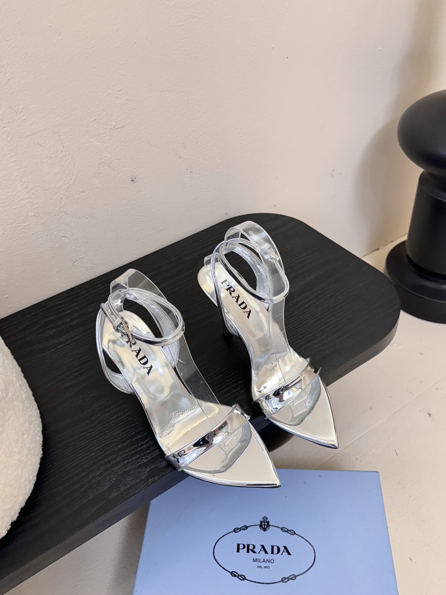 
Prada/普拉达25WF春夏新品
三角扣尖头高跟凉鞋
经典三角标 可盐可甜巨百搭
三角标yb开模定制