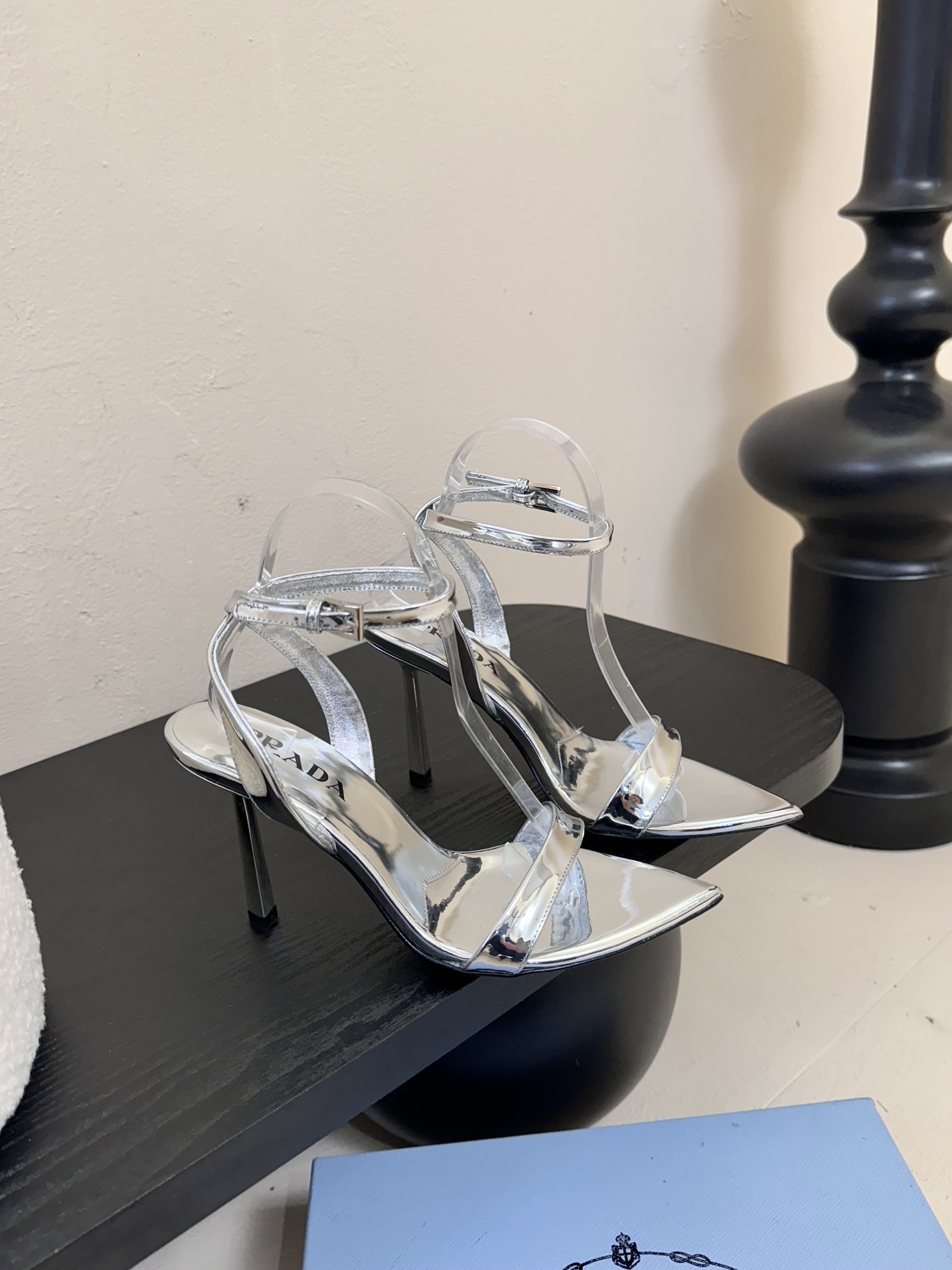 
Prada/普拉达25WF春夏新品
三角扣尖头高跟凉鞋
经典三角标 可盐可甜巨百搭
三角标yb开模定制
