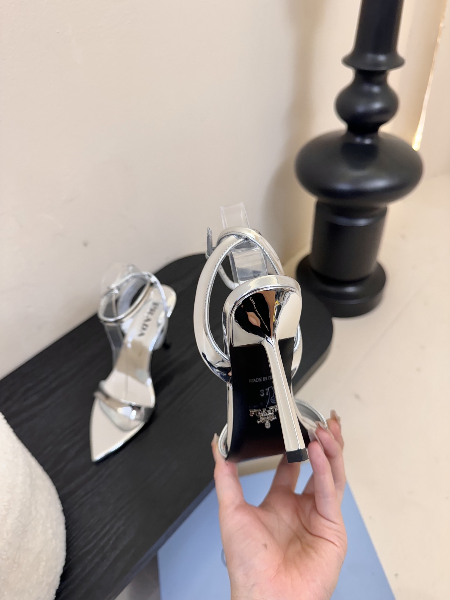 
Prada/普拉达25WF春夏新品
三角扣尖头高跟凉鞋
经典三角标 可盐可甜巨百搭
三角标yb开模定制