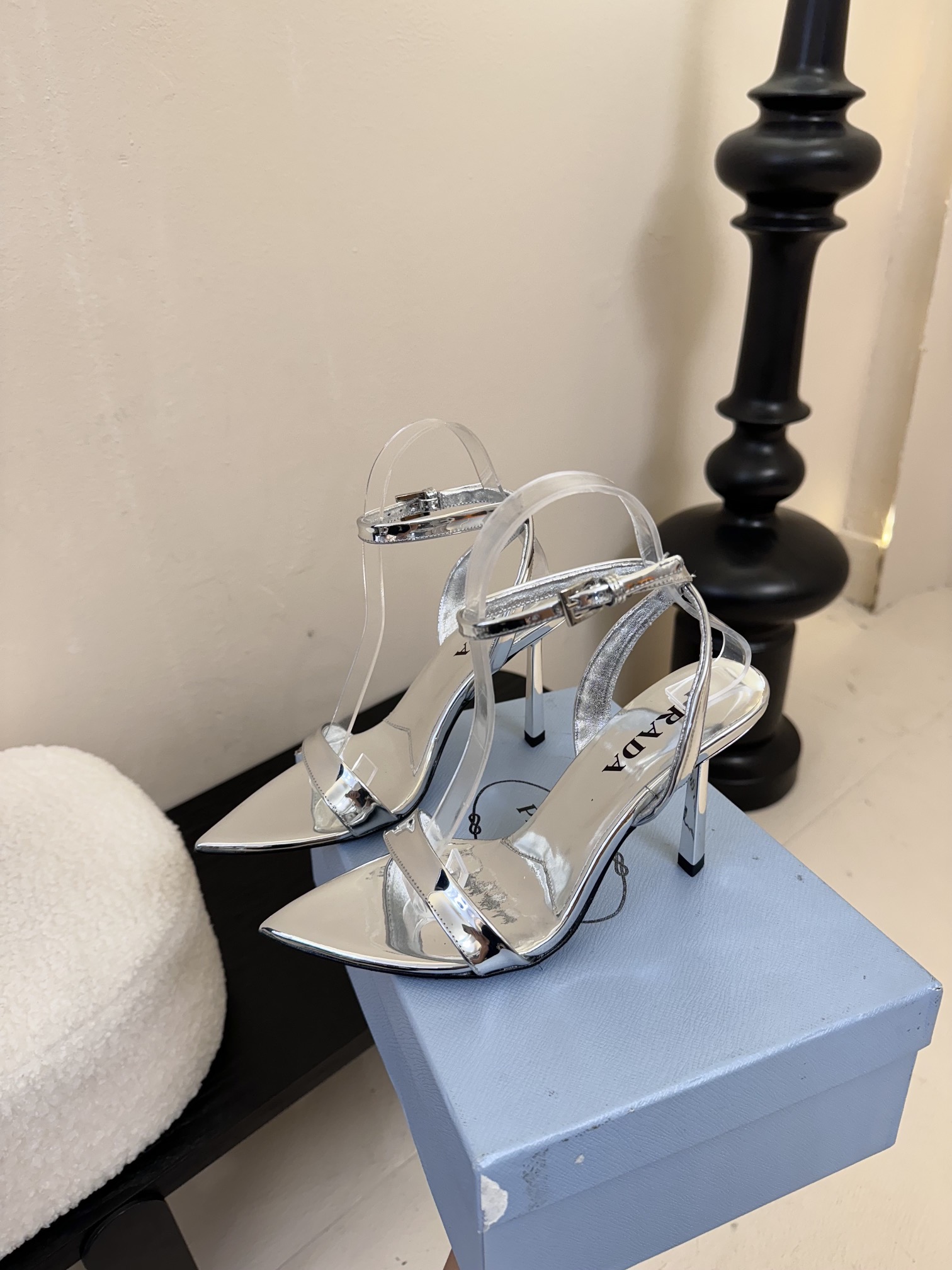 
Prada/普拉达25WF春夏新品
三角扣尖头高跟凉鞋
经典三角标 可盐可甜巨百搭
三角标yb开模定制