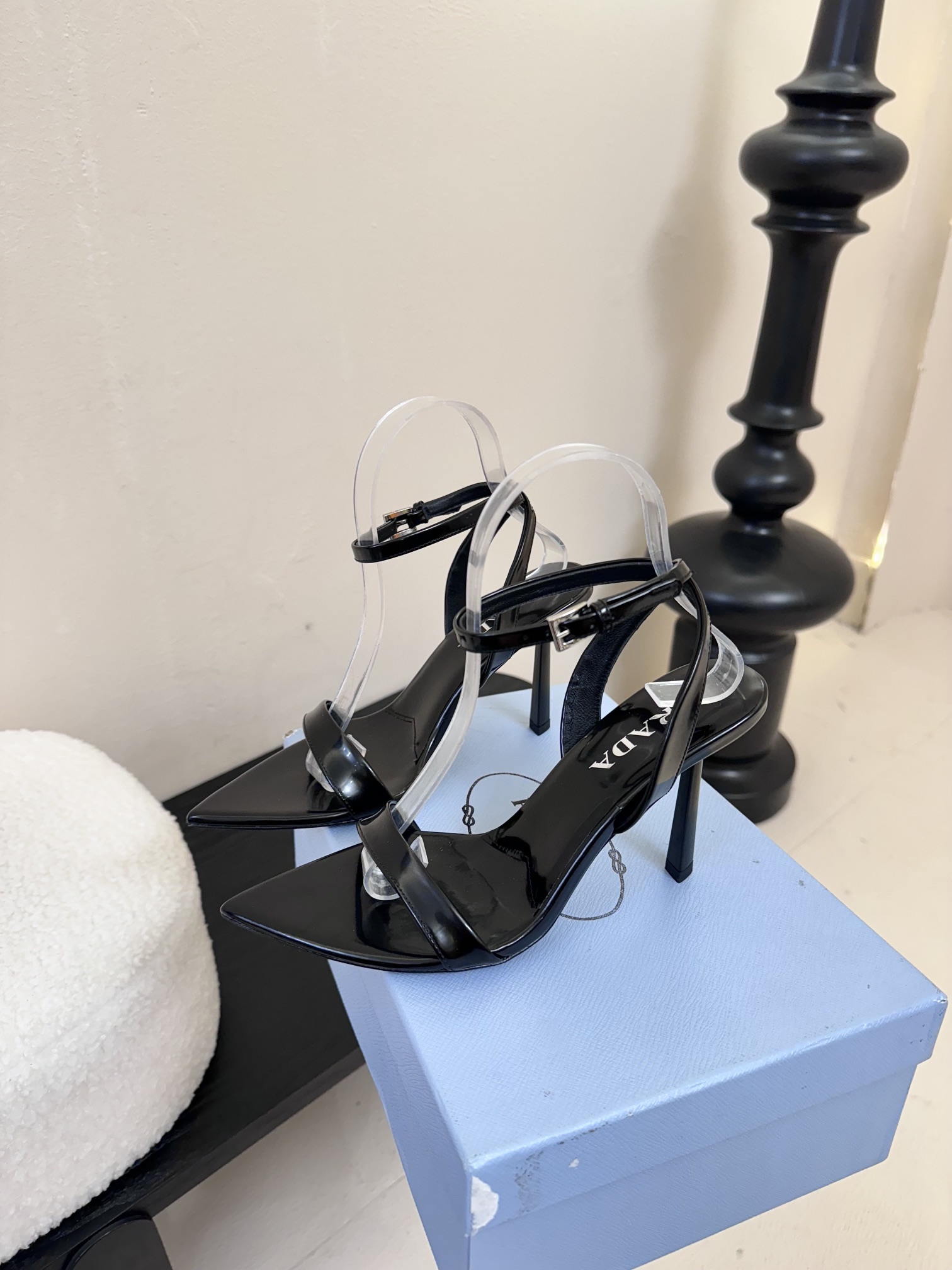 
Prada/普拉达25WF春夏新品
三角扣尖头高跟凉鞋
经典三角标 可盐可甜巨百搭
三角标yb开模定制
