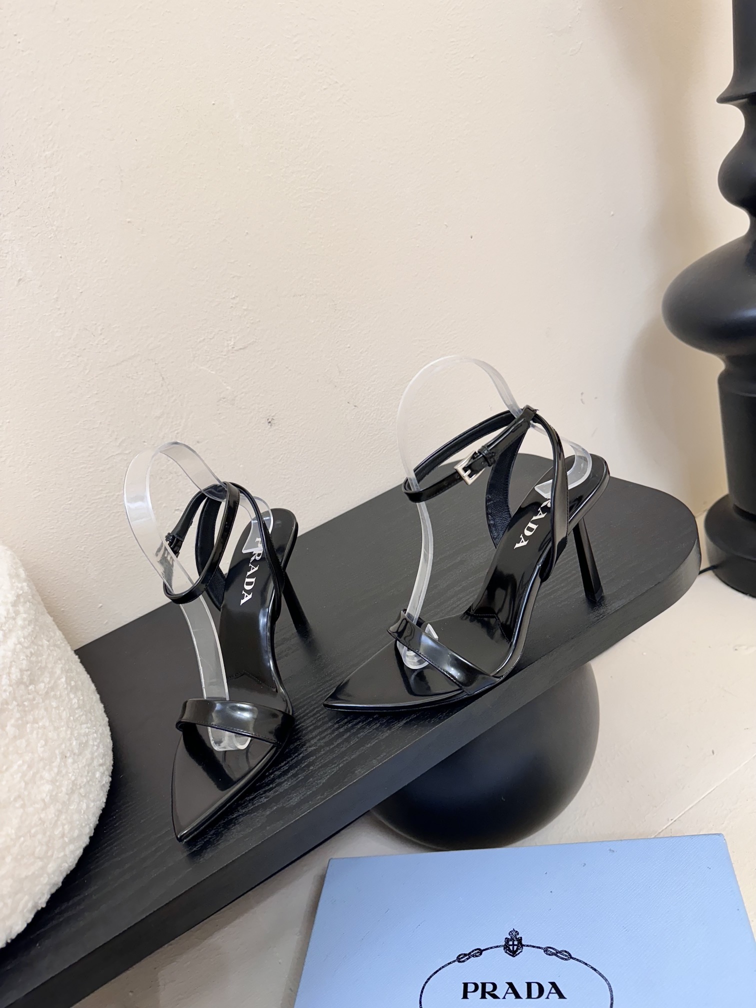 
Prada/普拉达25WF春夏新品
三角扣尖头高跟凉鞋
经典三角标 可盐可甜巨百搭
三角标yb开模定制