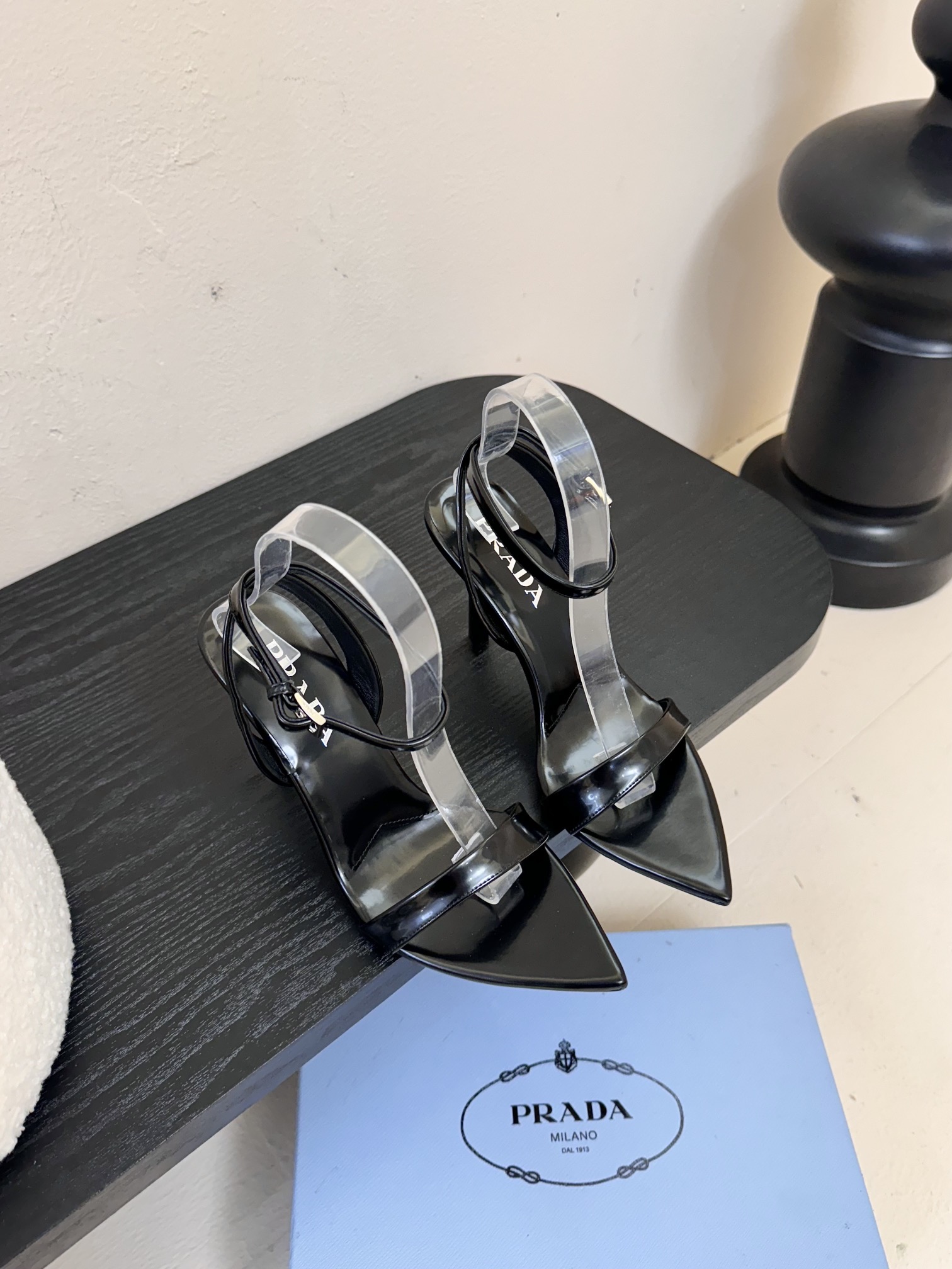 
Prada/普拉达25WF春夏新品
三角扣尖头高跟凉鞋
经典三角标 可盐可甜巨百搭
三角标yb开模定制