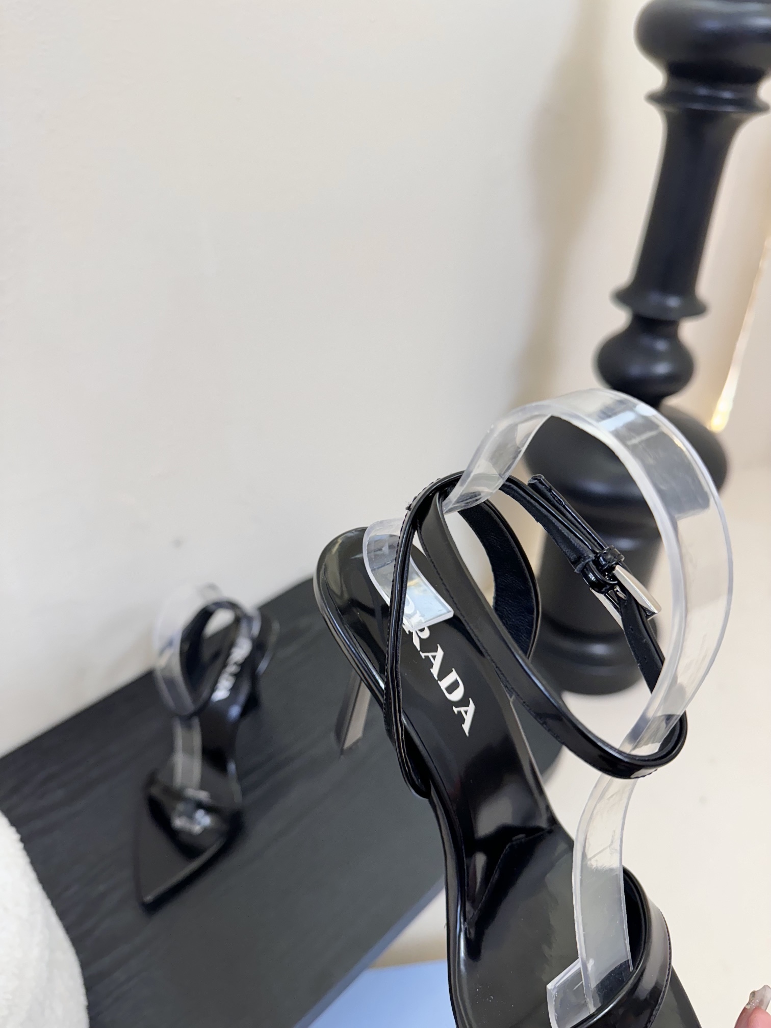 
Prada/普拉达25WF春夏新品
三角扣尖头高跟凉鞋
经典三角标 可盐可甜巨百搭
三角标yb开模定制