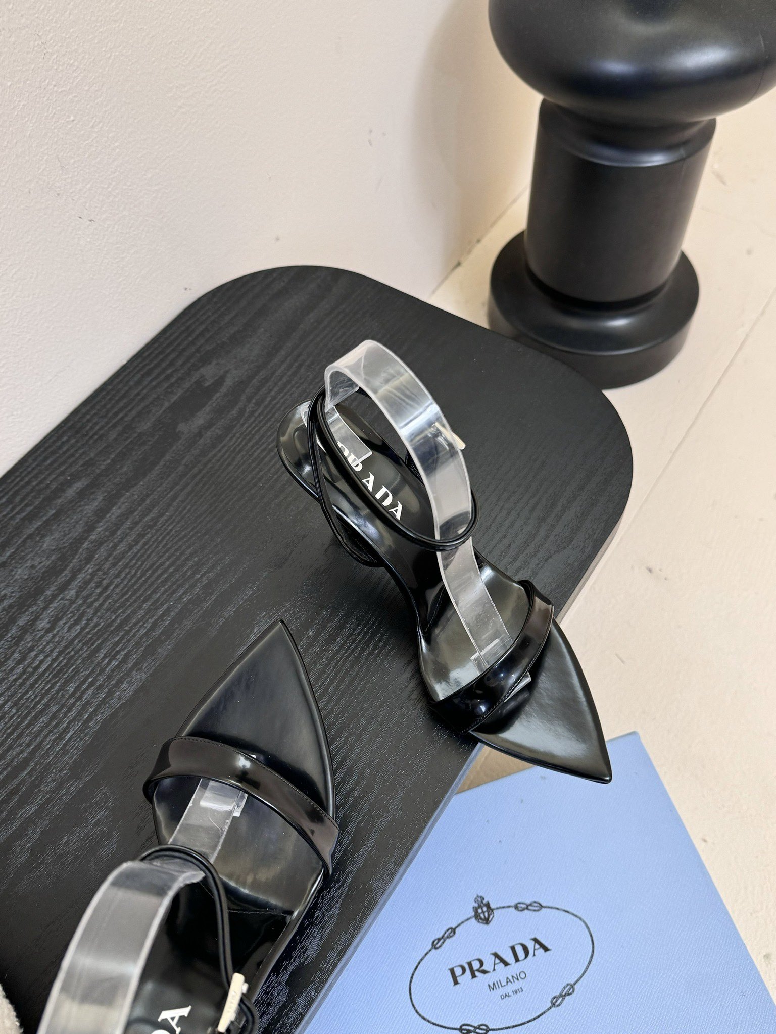 
Prada/普拉达25WF春夏新品
三角扣尖头高跟凉鞋
经典三角标 可盐可甜巨百搭
三角标yb开模定制