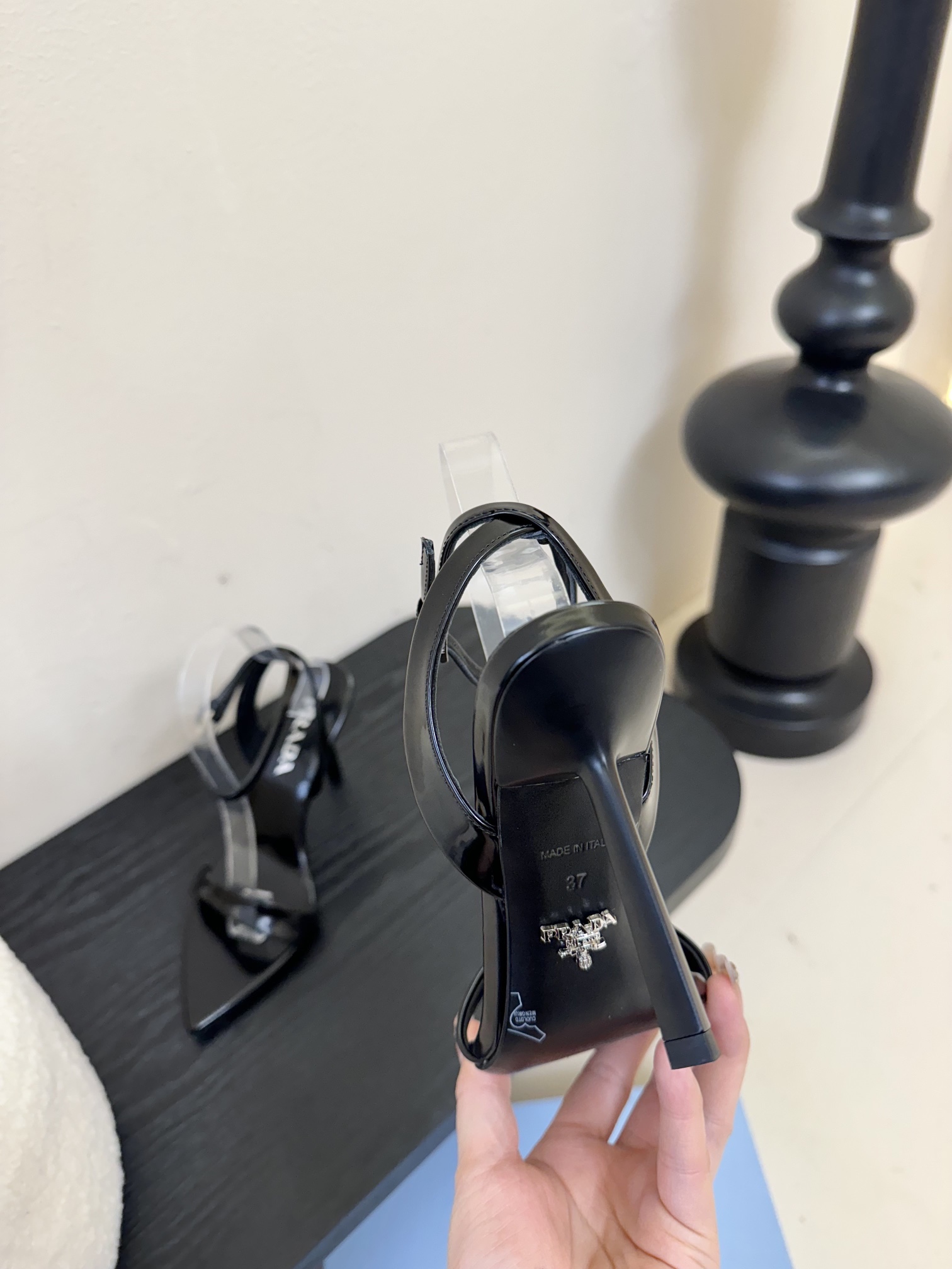 
Prada/普拉达25WF春夏新品
三角扣尖头高跟凉鞋
经典三角标 可盐可甜巨百搭
三角标yb开模定制