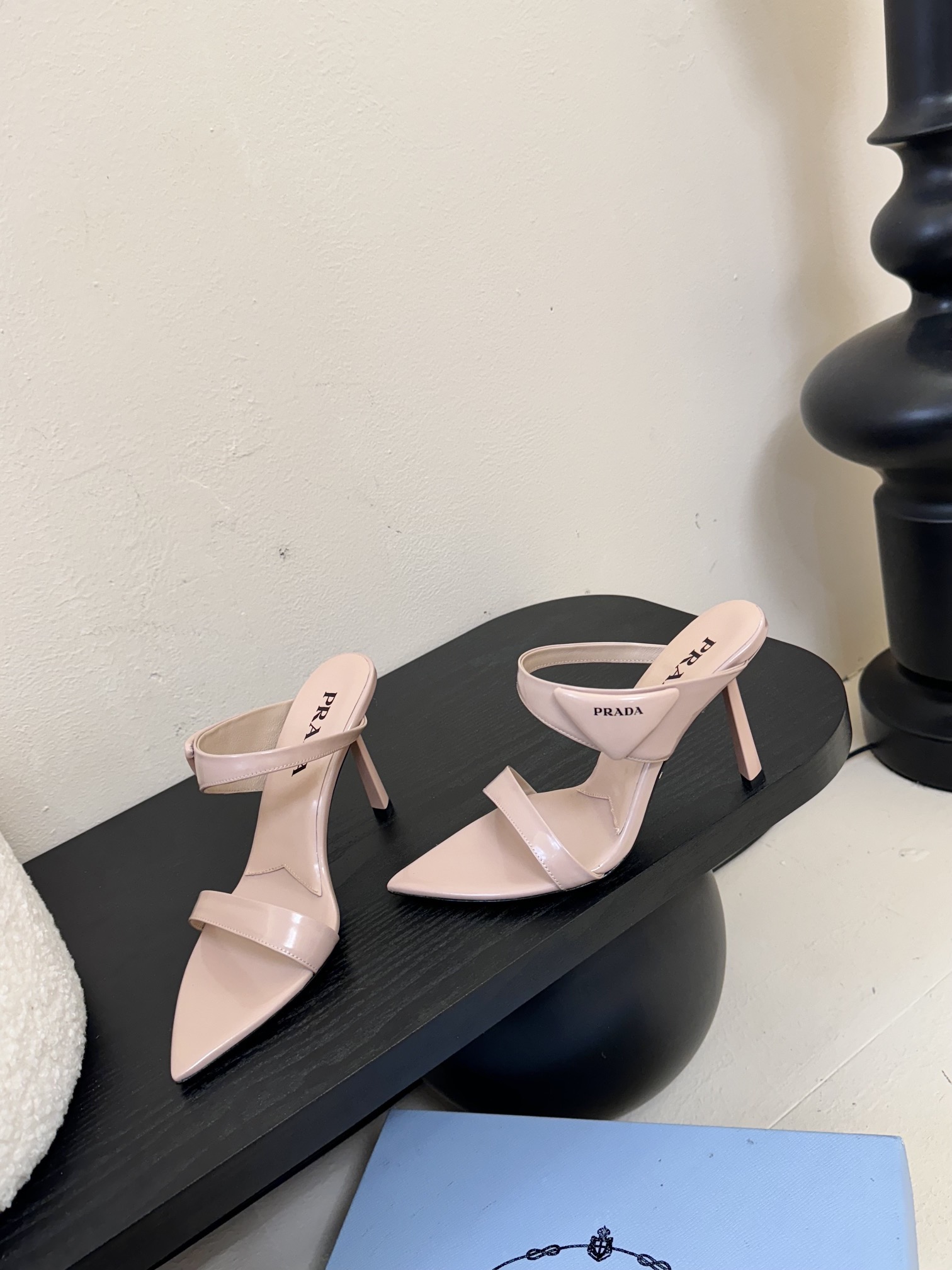 
Prada/普拉达25WF春夏新品
三角扣尖头高跟凉鞋
经典三角标 可盐可甜巨百搭
三角标yb开模定制