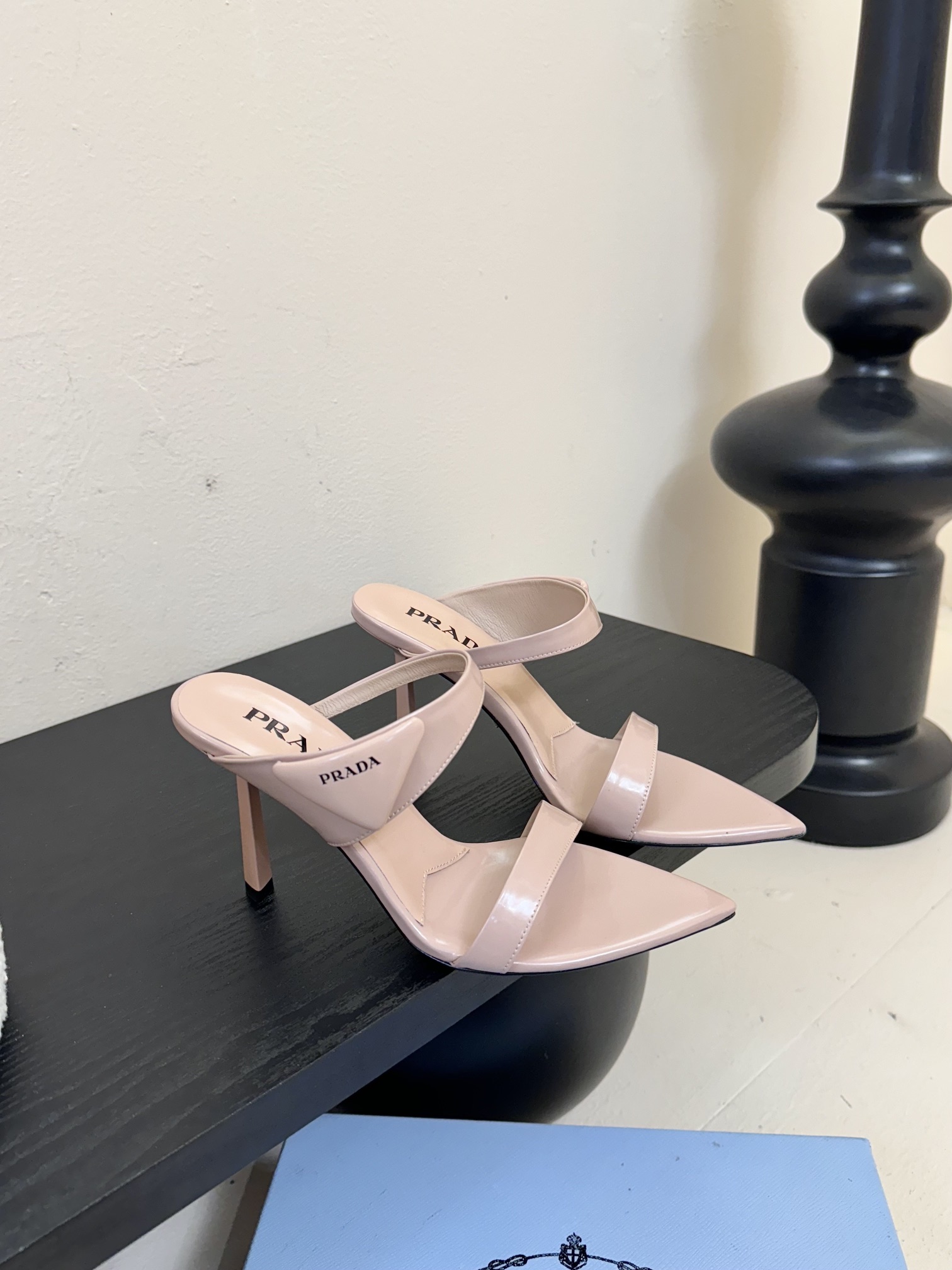 
Prada/普拉达25WF春夏新品
三角扣尖头高跟凉鞋
经典三角标 可盐可甜巨百搭
三角标yb开模定制