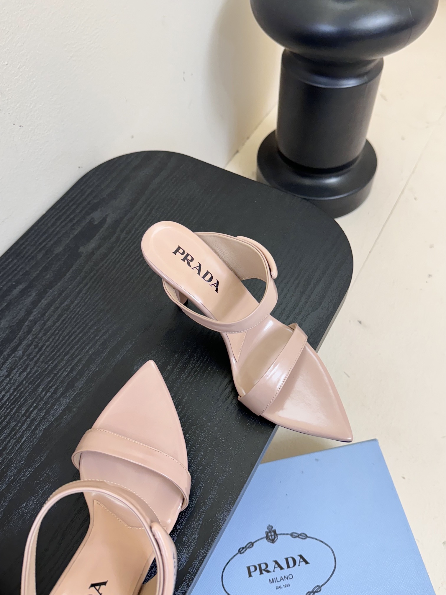 
Prada/普拉达25WF春夏新品
三角扣尖头高跟凉鞋
经典三角标 可盐可甜巨百搭
三角标yb开模定制