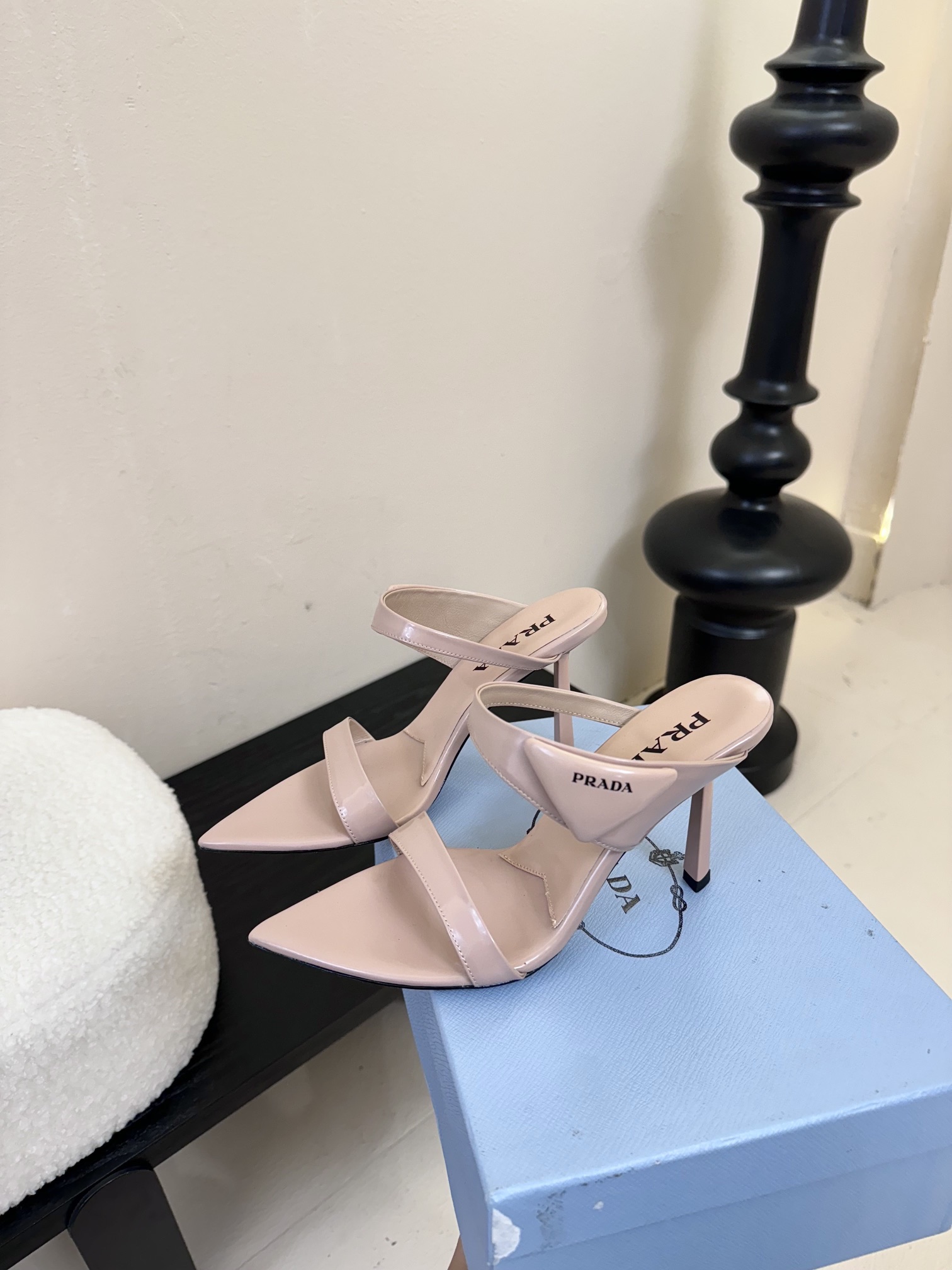 
Prada/普拉达25WF春夏新品
三角扣尖头高跟凉鞋
经典三角标 可盐可甜巨百搭
三角标yb开模定制