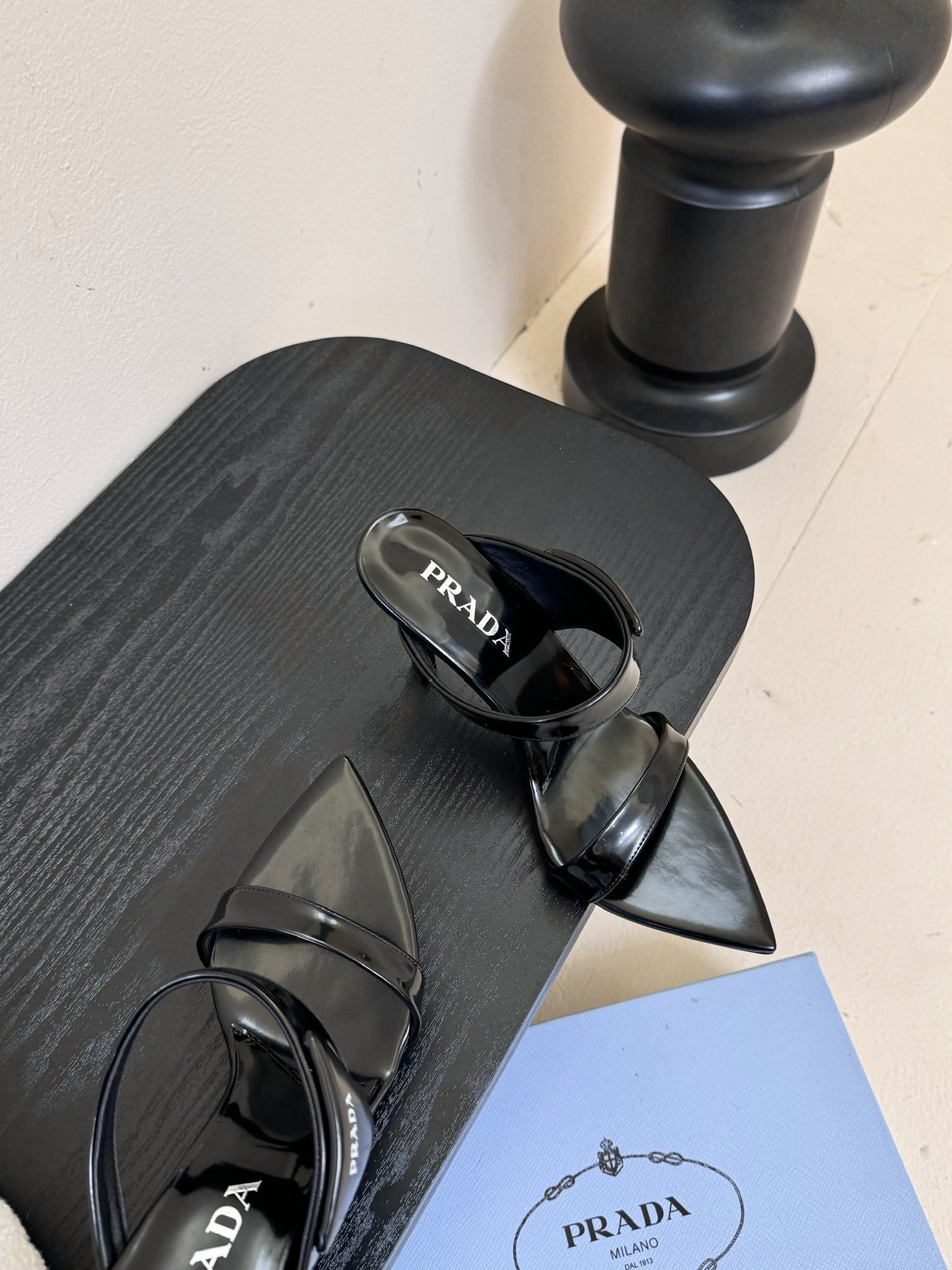 
Prada/普拉达25WF春夏新品
三角扣尖头高跟凉鞋
经典三角标 可盐可甜巨百搭
三角标yb开模定制