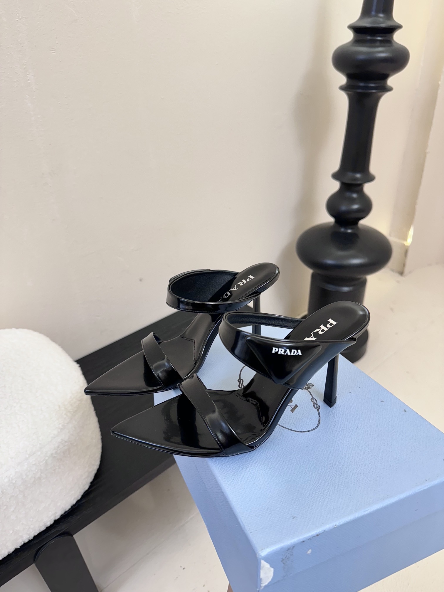 
Prada/普拉达25WF春夏新品
三角扣尖头高跟凉鞋
经典三角标 可盐可甜巨百搭
三角标yb开模定制
